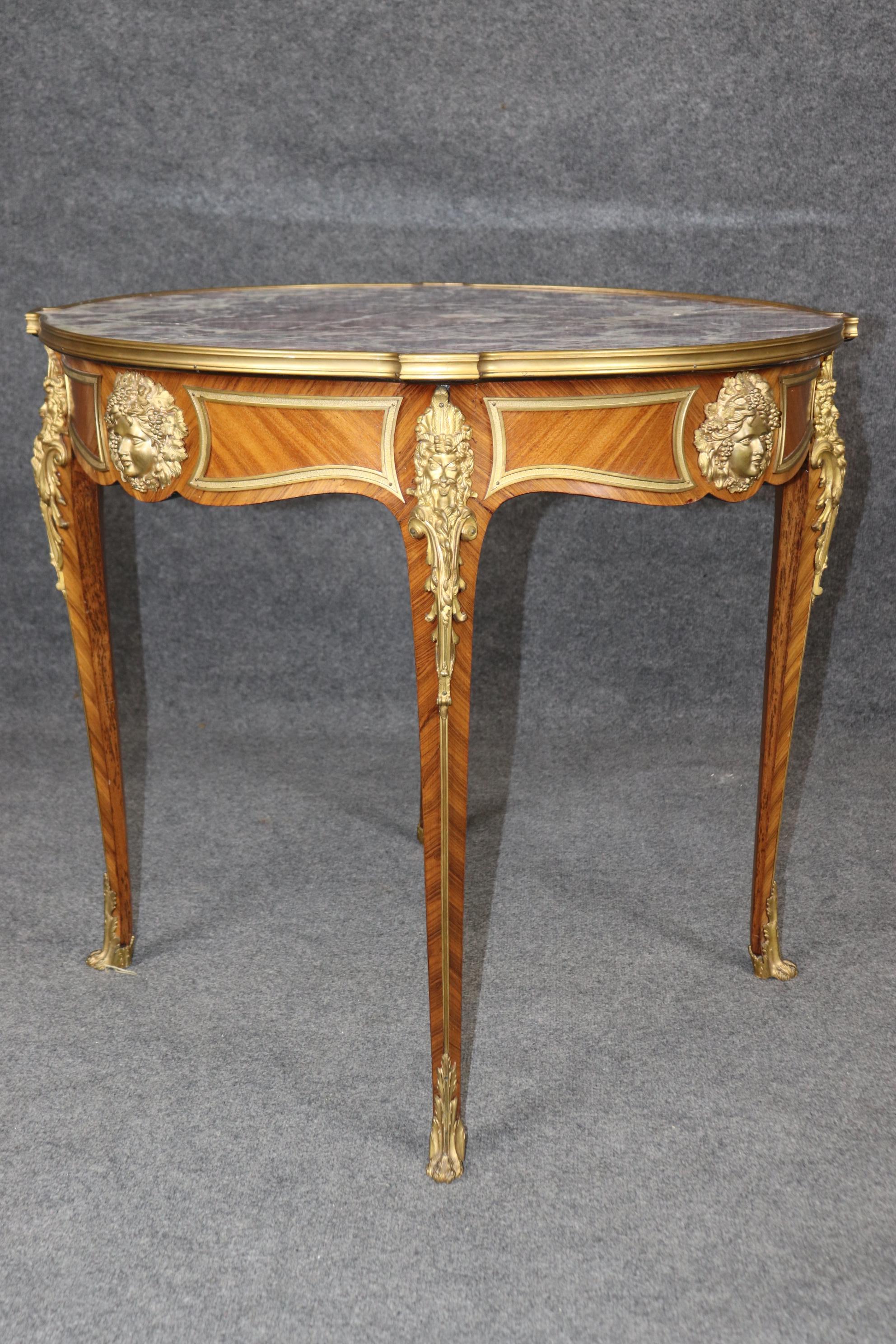 Mesa de centro francesa Luis XV con tapa de mármol montada en bronce Atribuida a Edward Millet en Bueno estado para la venta en Swedesboro, NJ