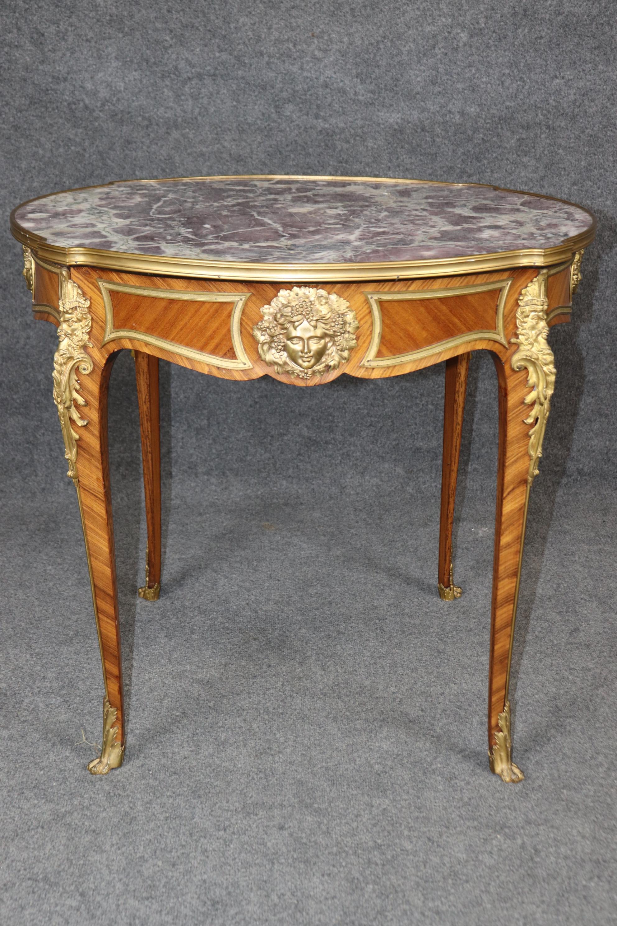 Mesa de centro francesa Luis XV con tapa de mármol montada en bronce Atribuida a Edward Millet Fines del siglo XIX en venta