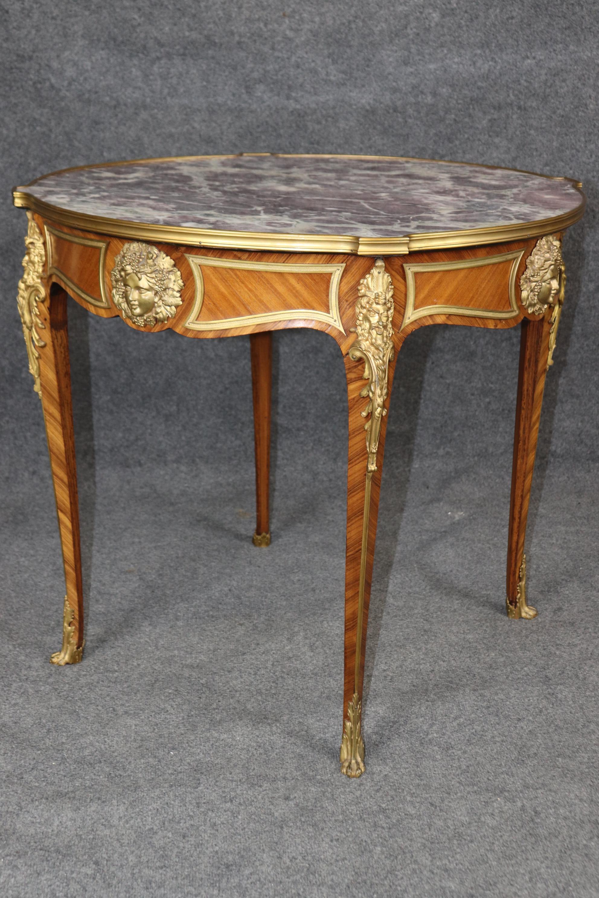 Mesa de centro francesa Luis XV con tapa de mármol montada en bronce Atribuida a Edward Millet Bronce en venta