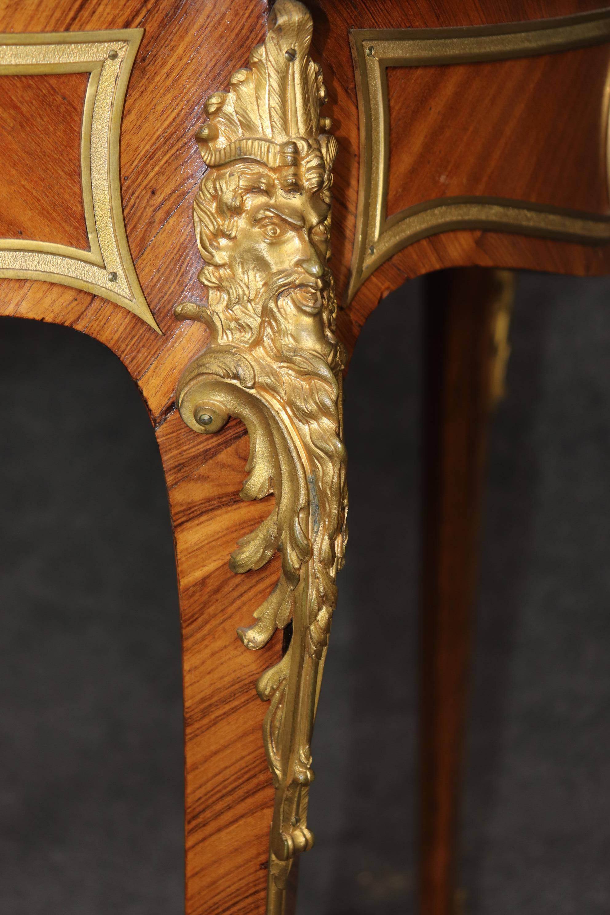 Mesa de centro francesa Luis XV con tapa de mármol montada en bronce Atribuida a Edward Millet en venta 2