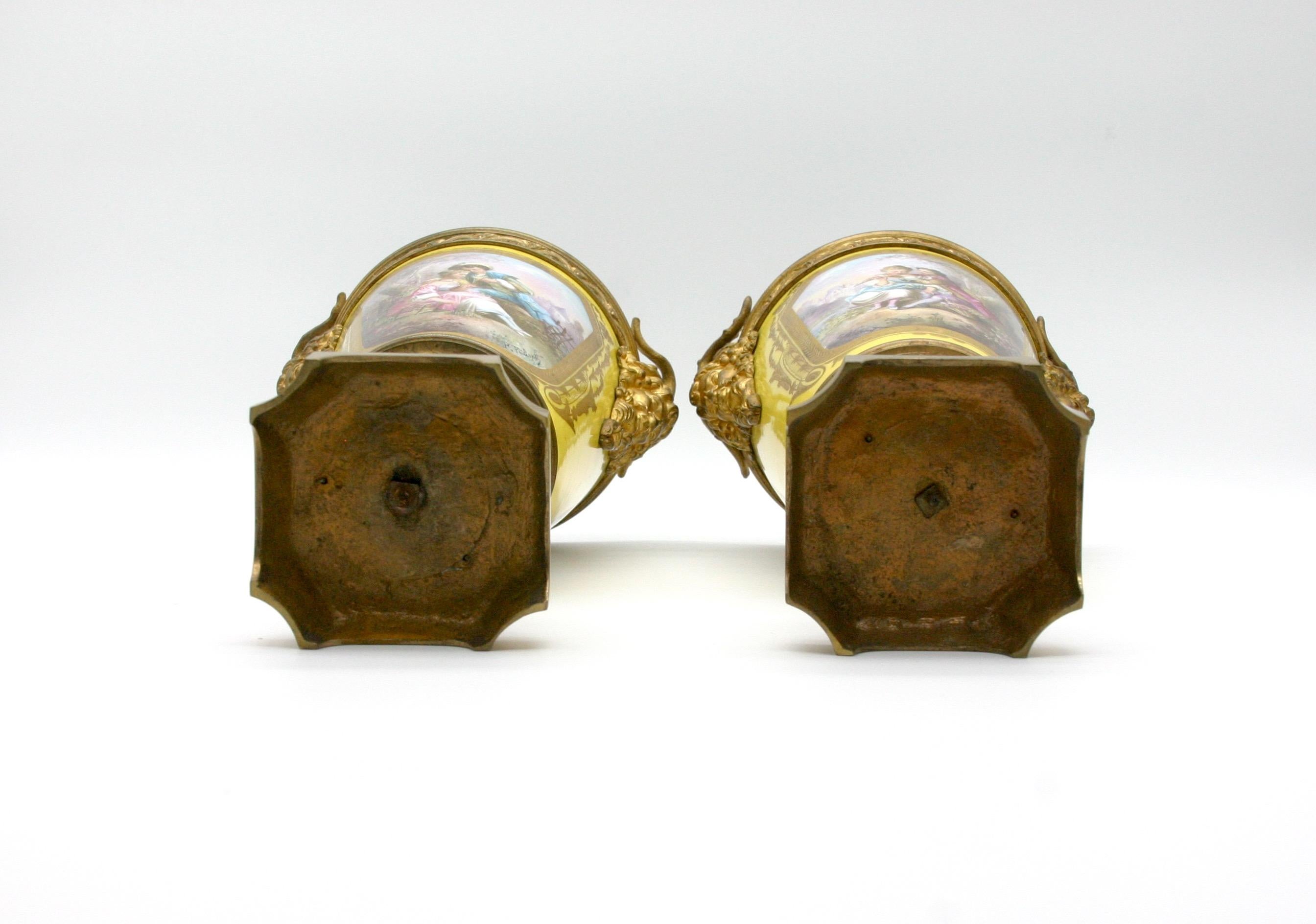 In Bronze gefasste Porzellan-Paar Urnen mit Deckel im Angebot 5