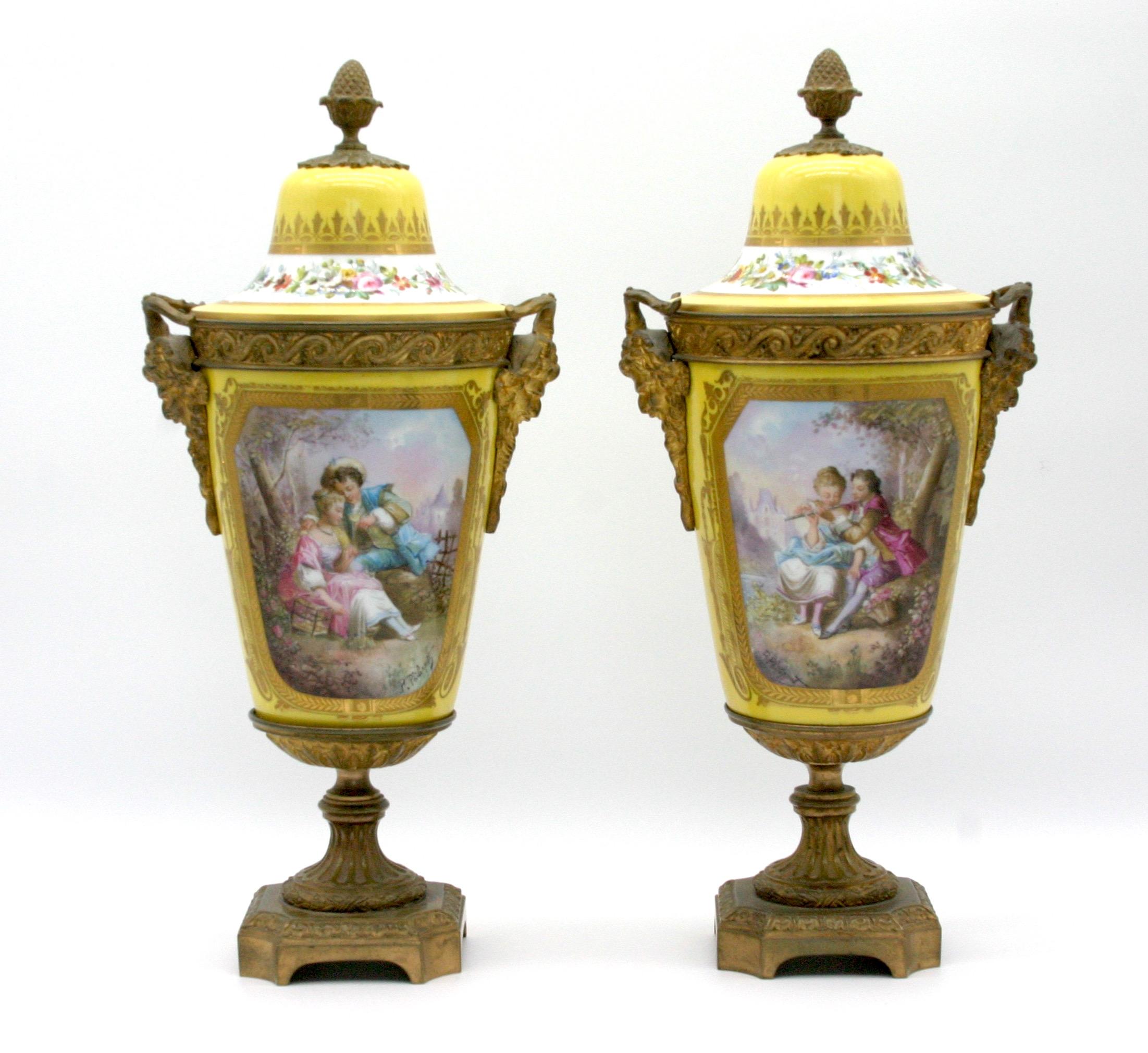 In Bronze gefasste Porzellan-Paar Urnen mit Deckel im Angebot 9