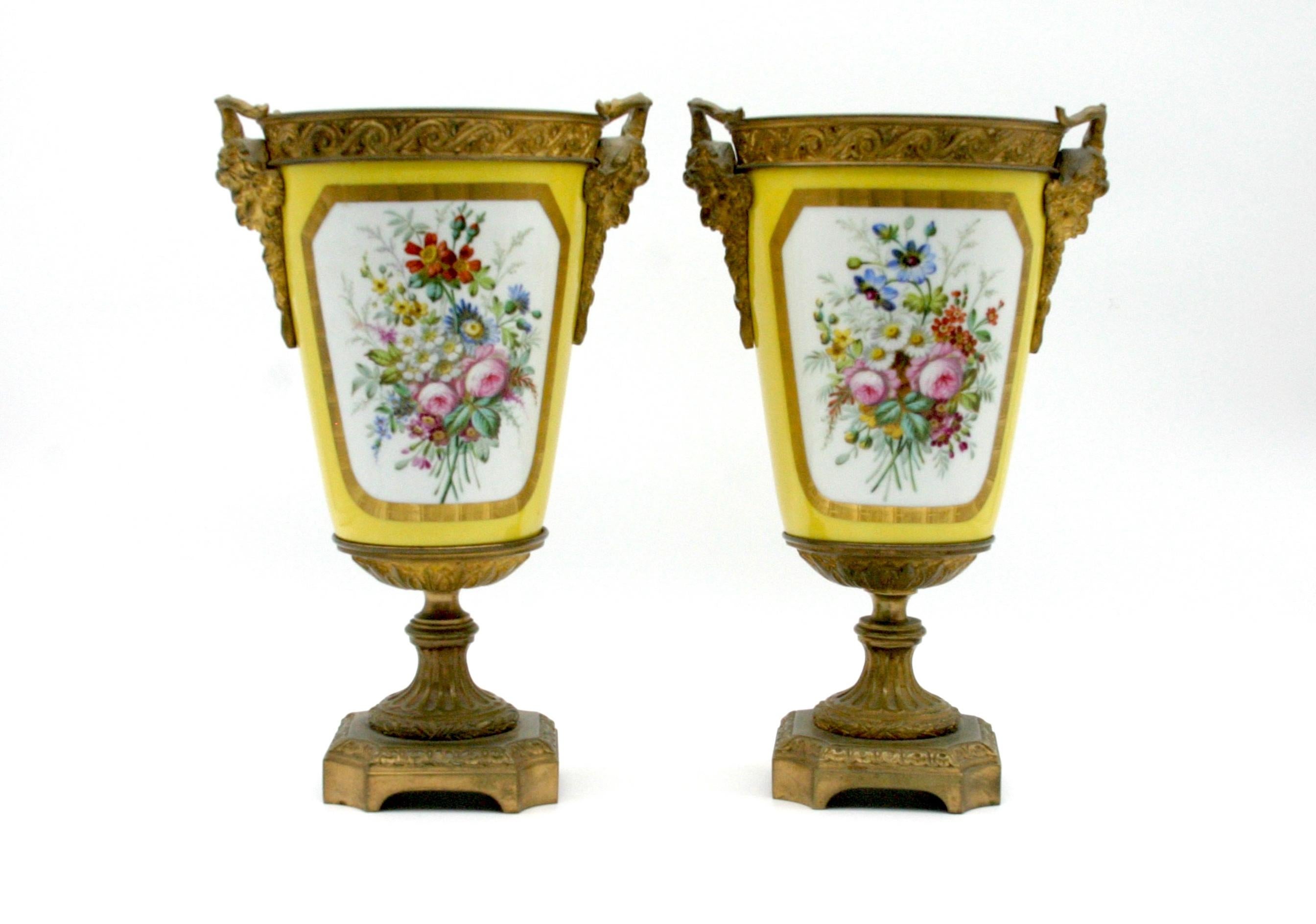 In Bronze gefasste Porzellan-Paar Urnen mit Deckel (Vergoldet) im Angebot