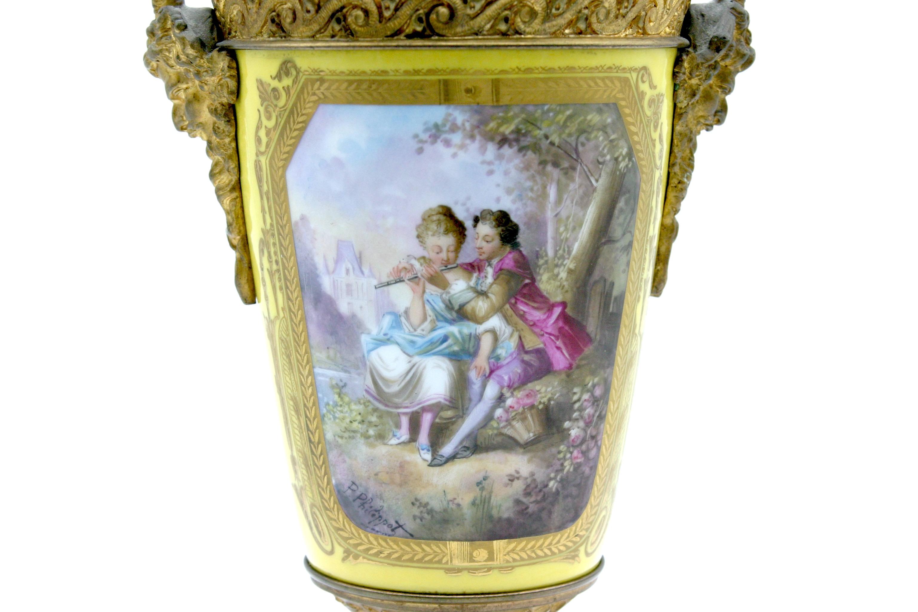 In Bronze gefasste Porzellan-Paar Urnen mit Deckel (19. Jahrhundert) im Angebot