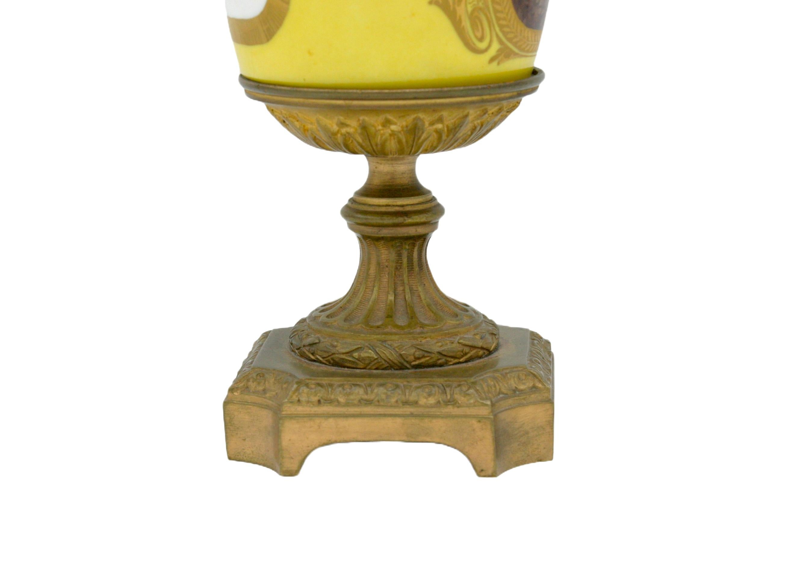 In Bronze gefasste Porzellan-Paar Urnen mit Deckel im Angebot 3
