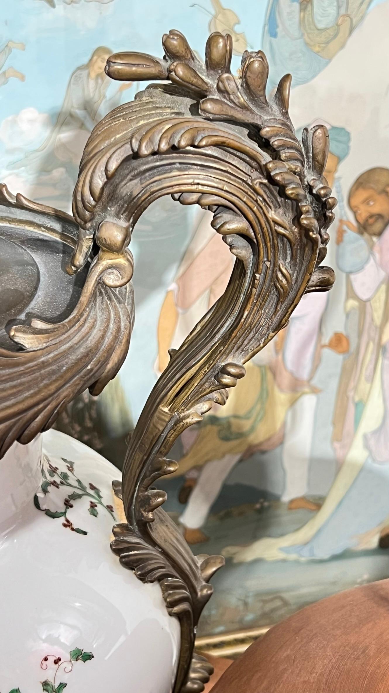 Bronzemontierte Porzellan-Tischlampe im Louis-XV-Stil mit Kardinalvogel im Angebot 3