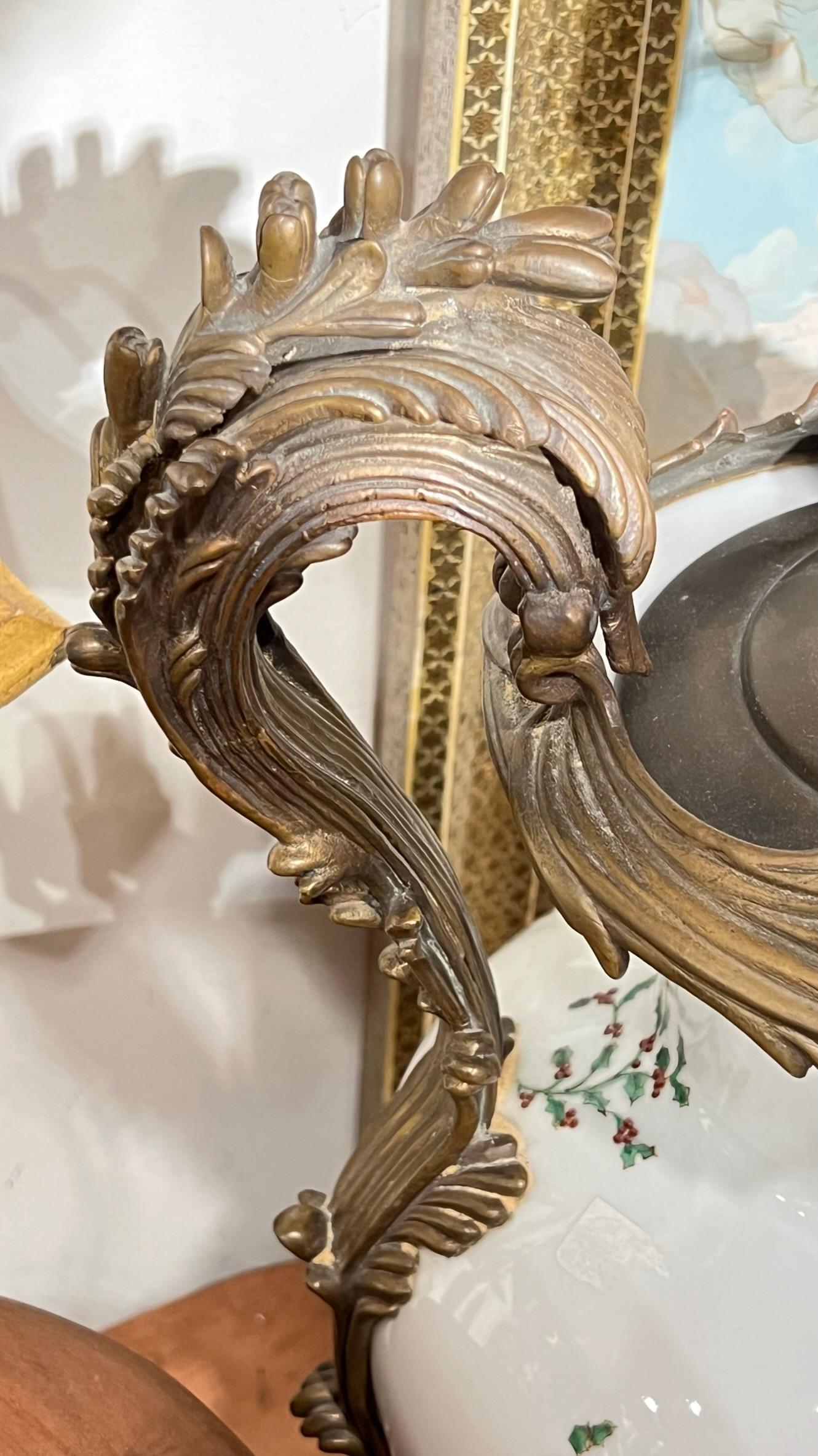Bronzemontierte Porzellan-Tischlampe im Louis-XV-Stil mit Kardinalvogel im Angebot 4