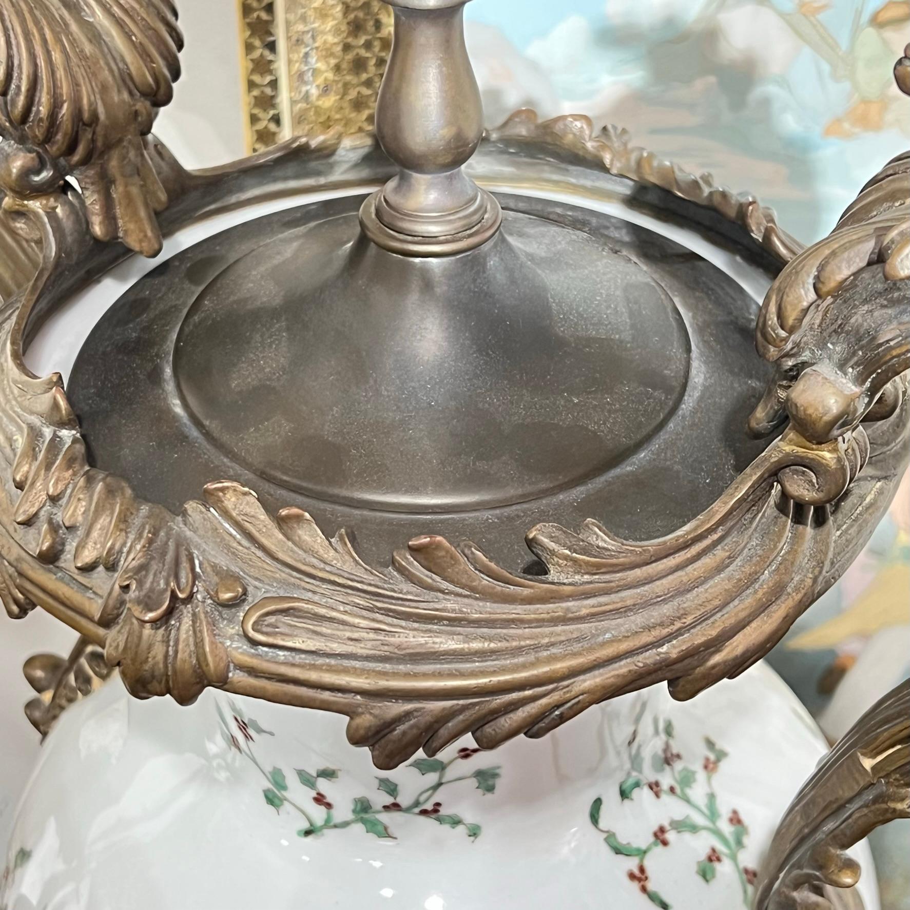 Bronzemontierte Porzellan-Tischlampe im Louis-XV-Stil mit Kardinalvogel im Angebot 5