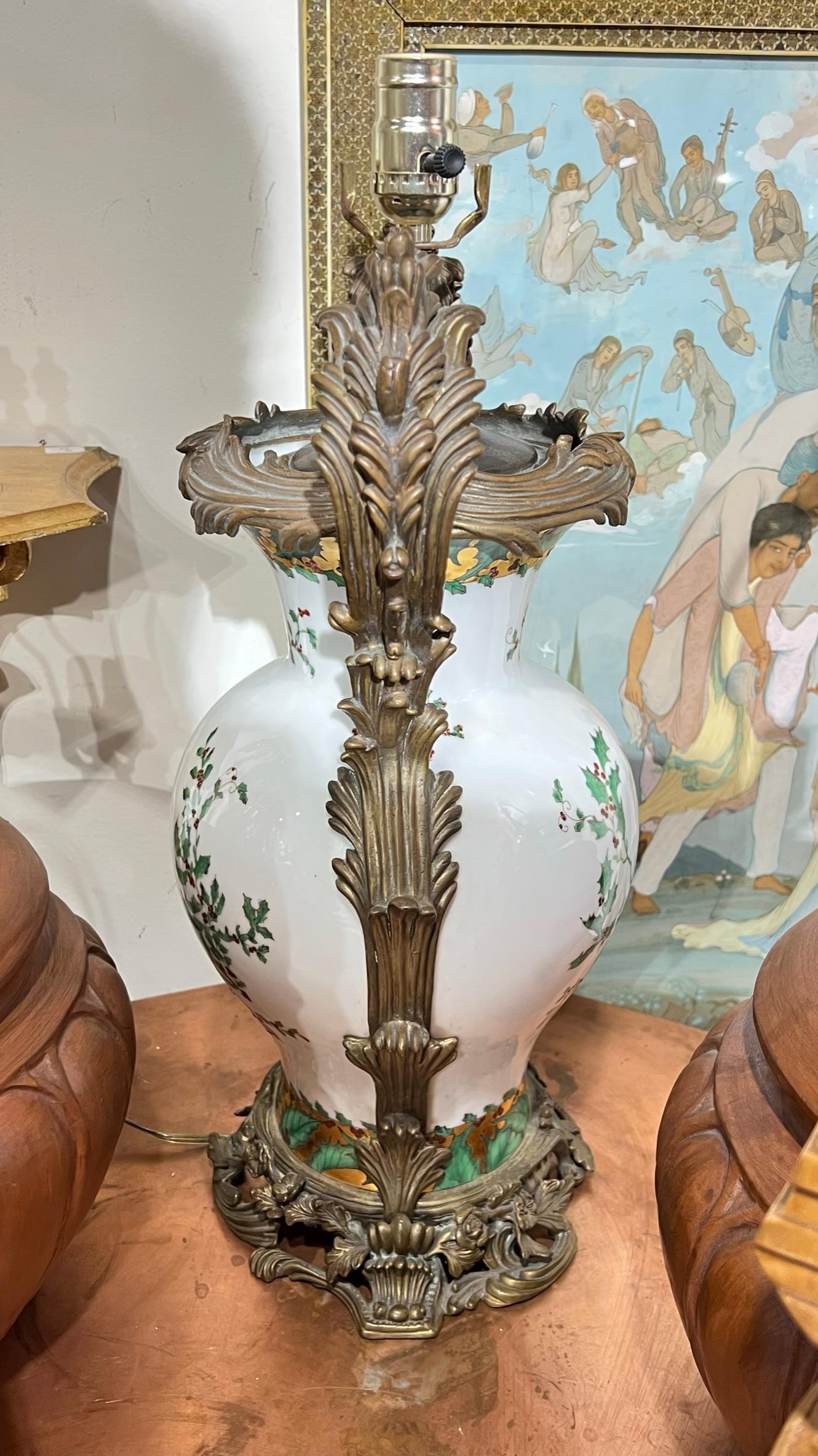 Bronzemontierte Porzellan-Tischlampe im Louis-XV-Stil mit Kardinalvogel im Angebot 6