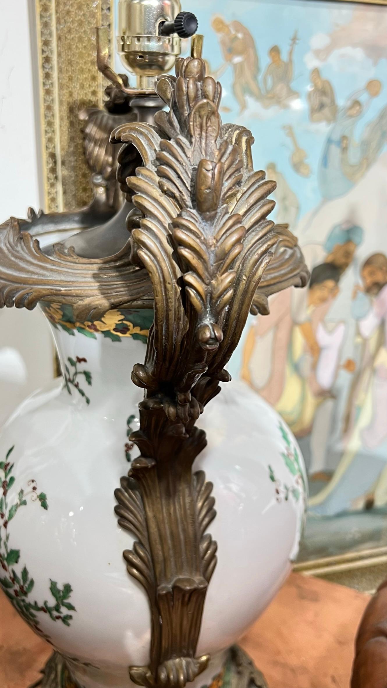 Bronzemontierte Porzellan-Tischlampe im Louis-XV-Stil mit Kardinalvogel im Angebot 7