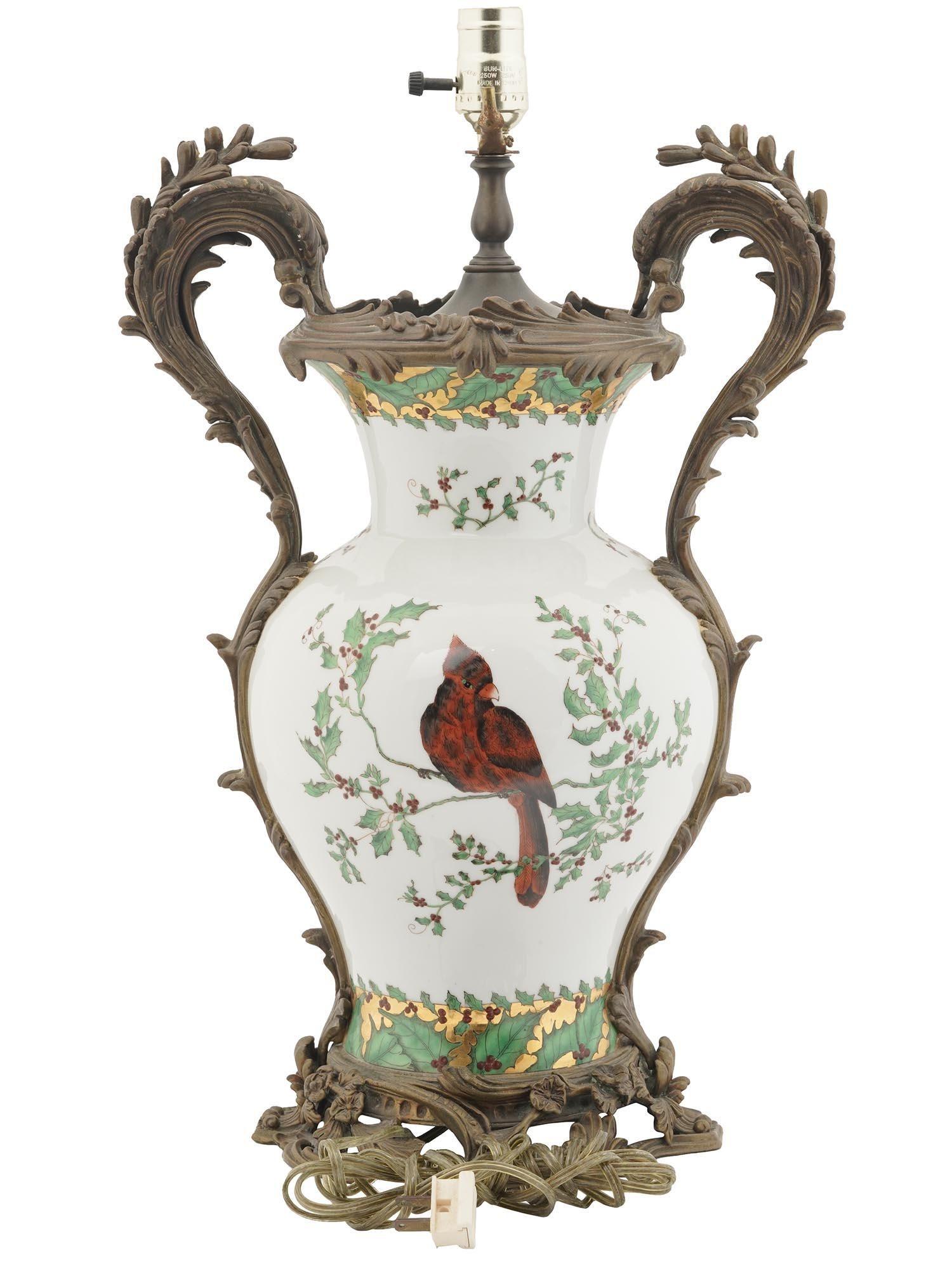 Bronzemontierte Porzellan-Tischlampe im Louis-XV-Stil mit Kardinalvogel (Louis XV.) im Angebot