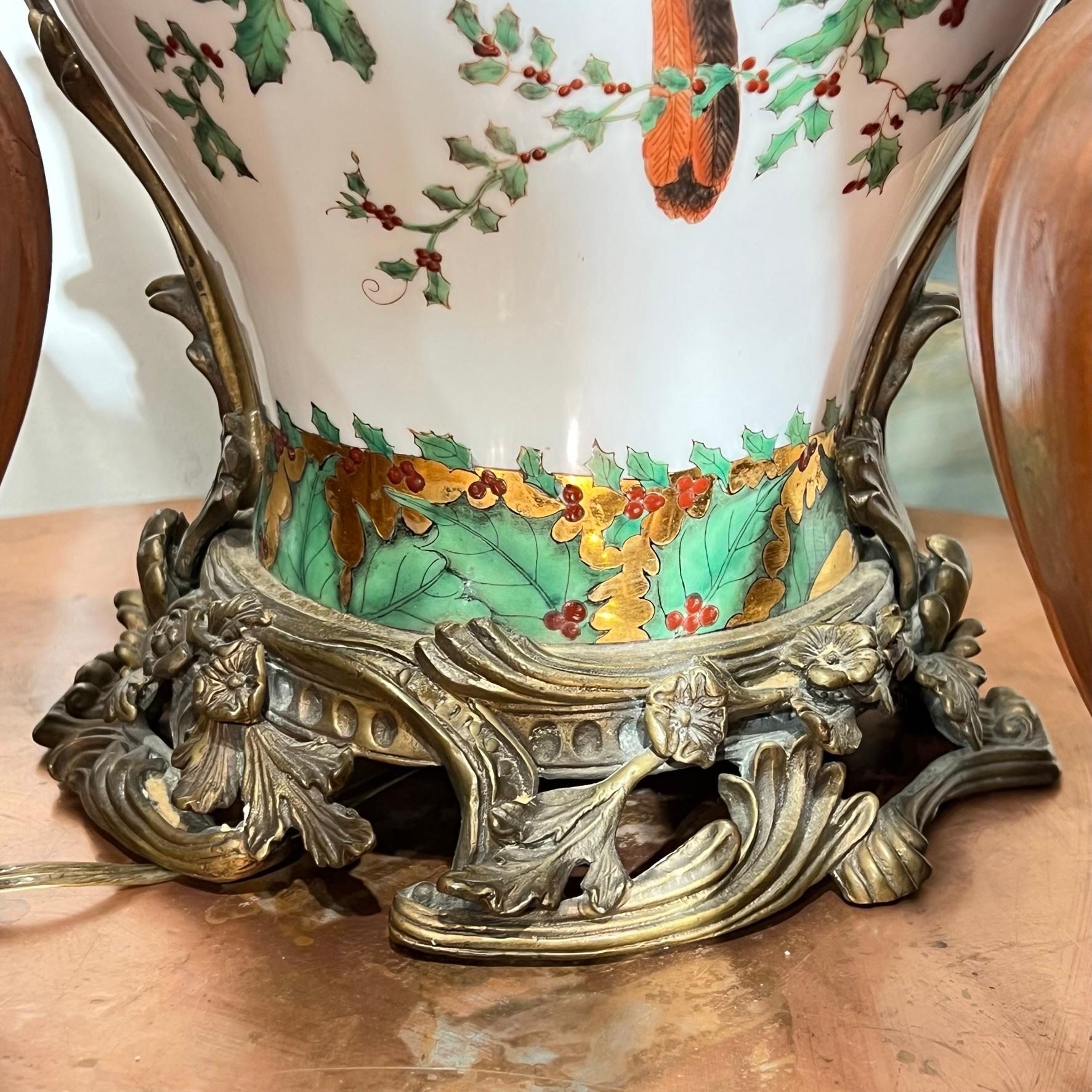 Bronzemontierte Porzellan-Tischlampe im Louis-XV-Stil mit Kardinalvogel (Vergoldet) im Angebot