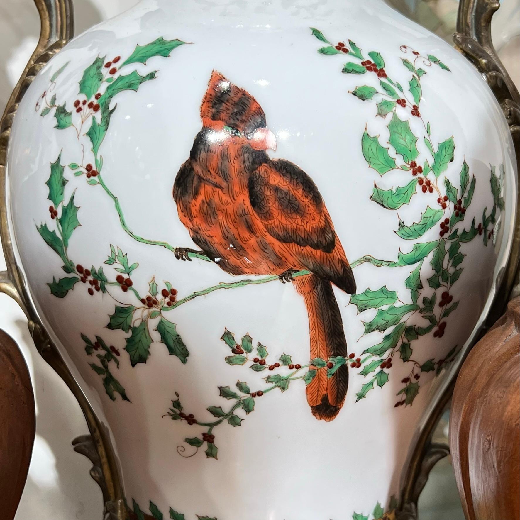 Bronzemontierte Porzellan-Tischlampe im Louis-XV-Stil mit Kardinalvogel (Keramik) im Angebot