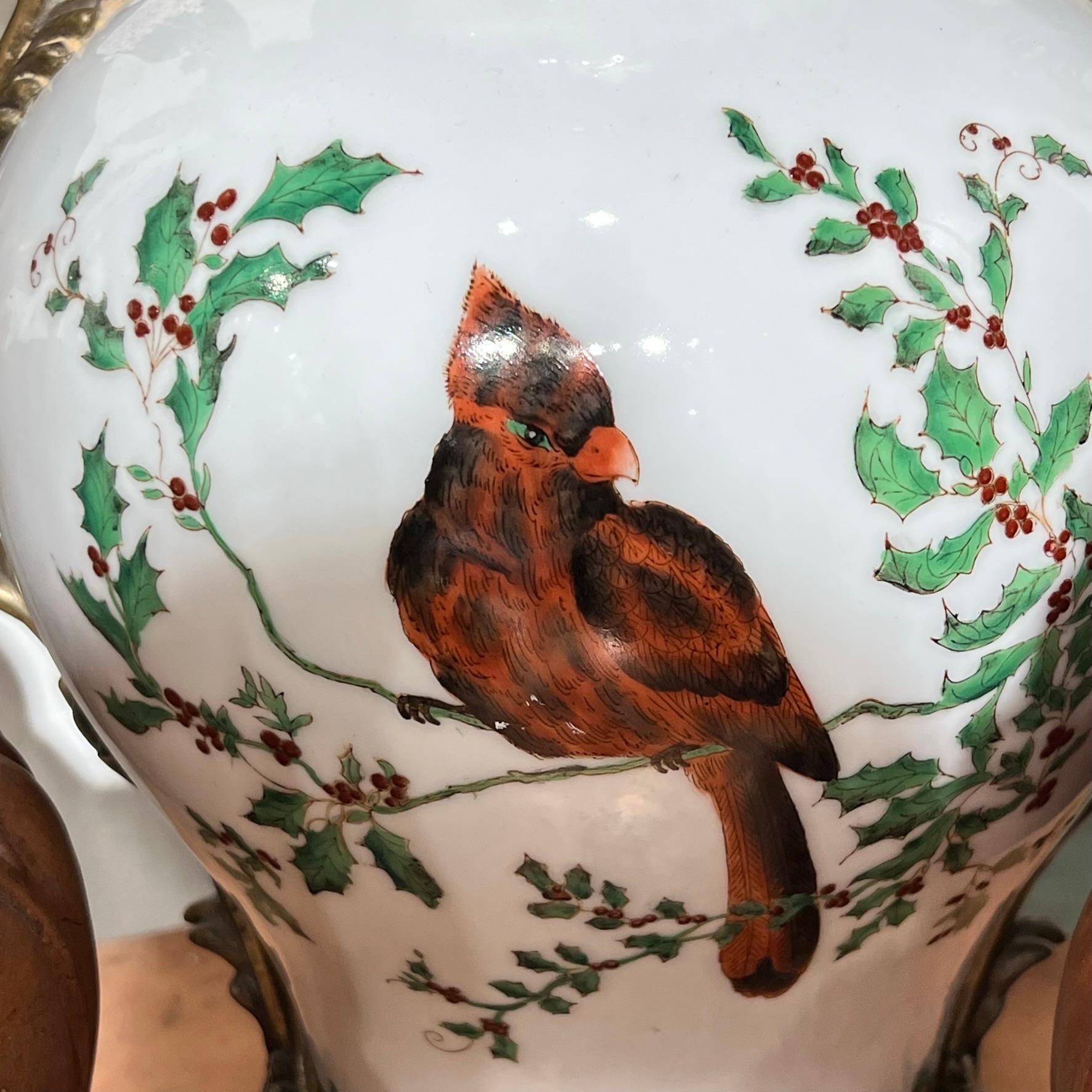 Lampe de table en porcelaine montée sur bronze de style Louis XV avec oiseau cardinal en vente 2