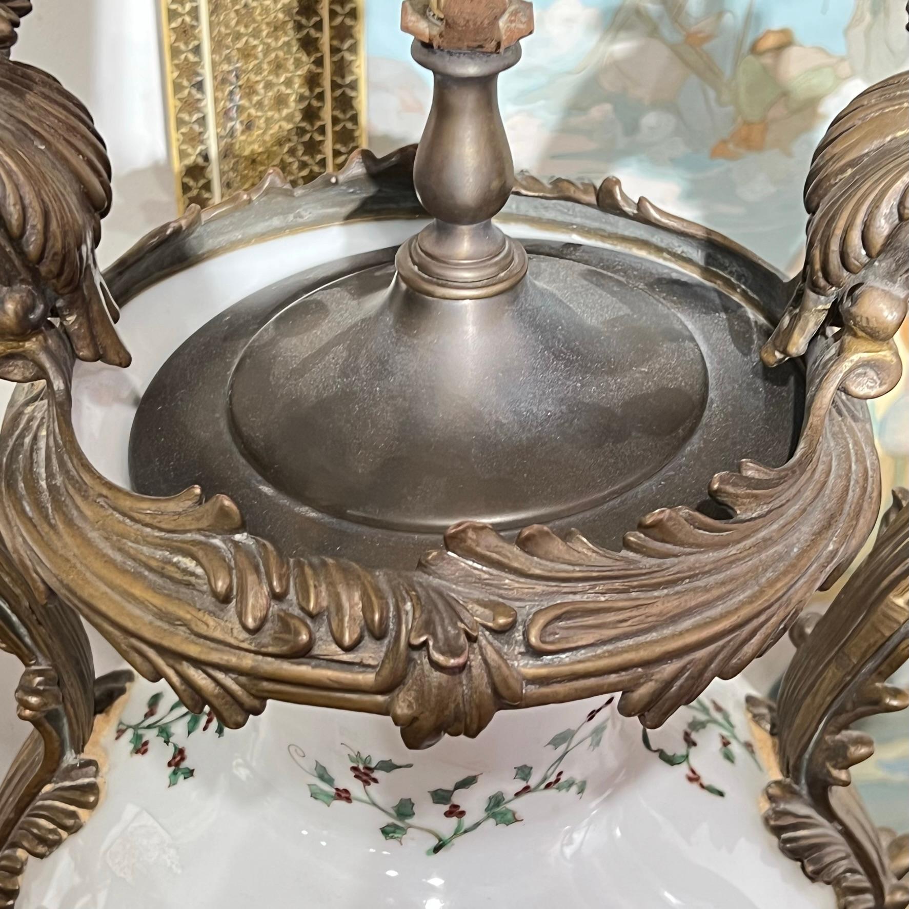 Lampe de table en porcelaine montée sur bronze de style Louis XV avec oiseau cardinal en vente 3