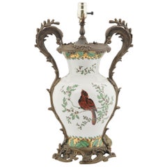 Lampada da tavolo in porcellana montata su bronzo in stile Luigi XV con uccello cardinale