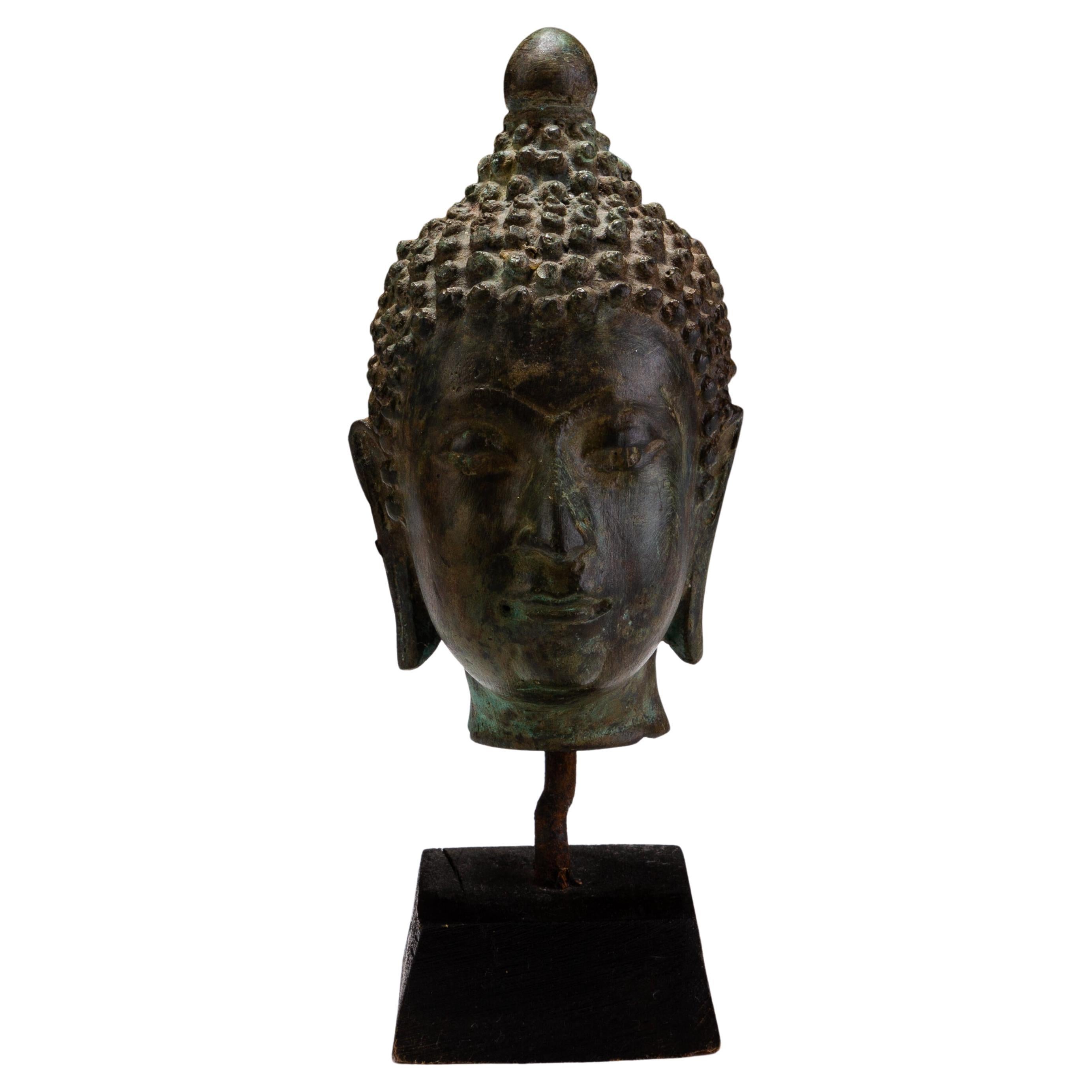 Sculpture de buste de Bouddha en bronze montée sur une statue indonésienne 