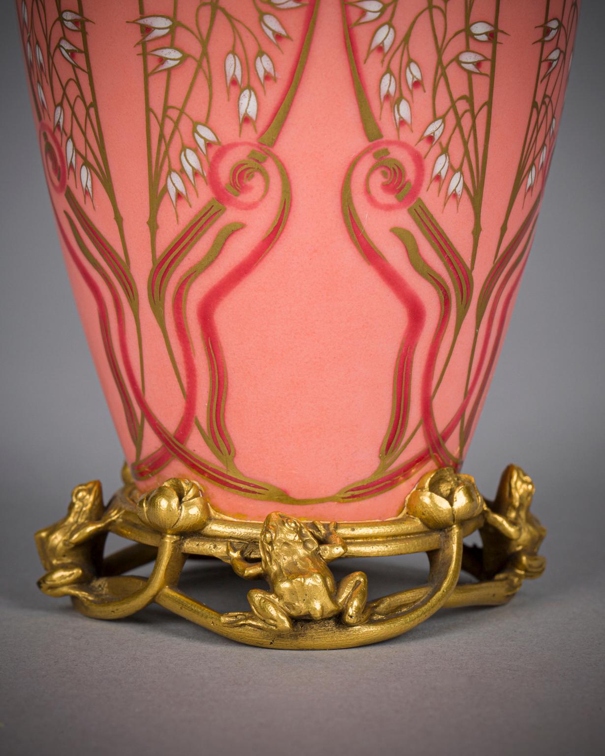 Français Vase en porcelaine de Sèvres de style Art nouveau monté sur bronze, daté de 1900 en vente