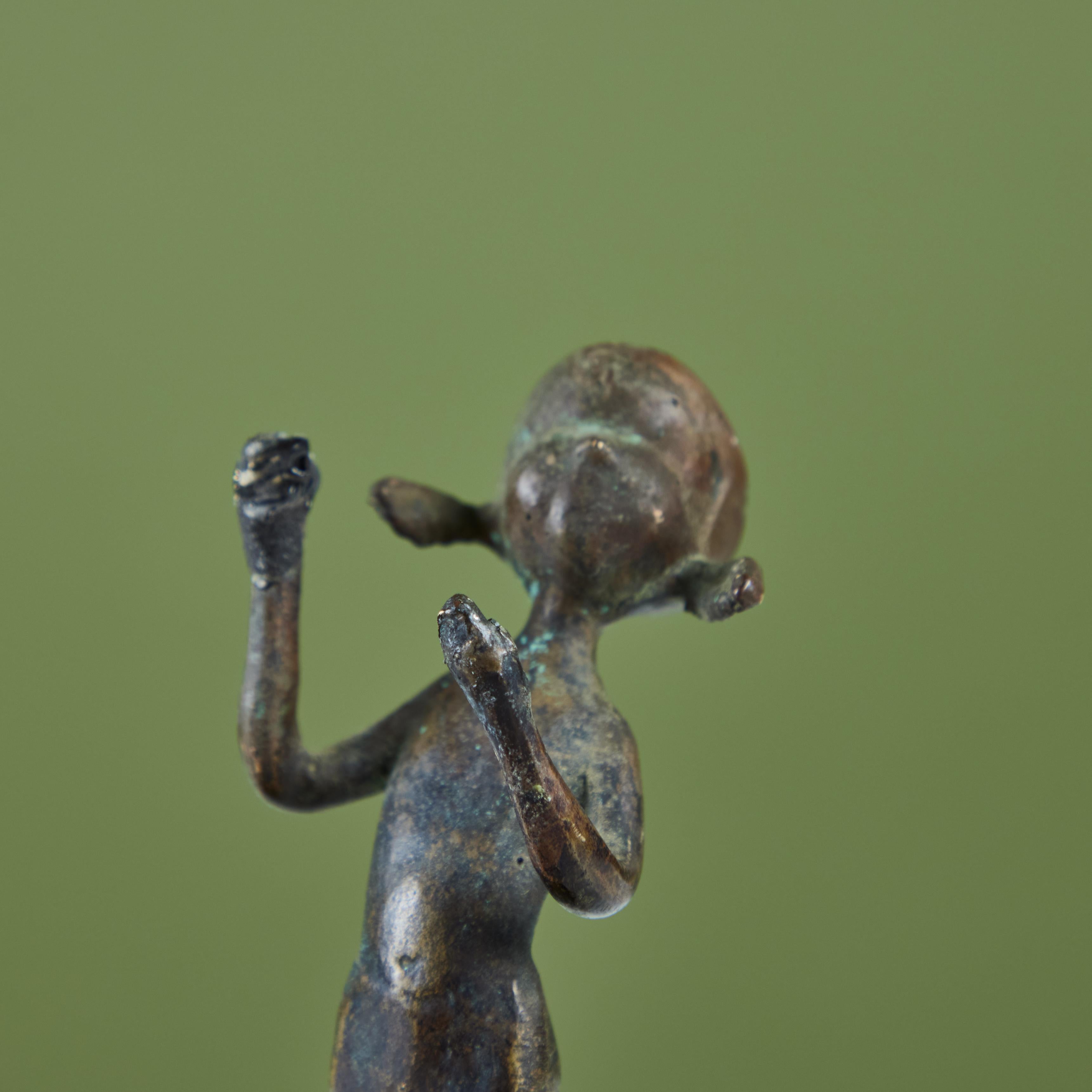 Bronzemontierte Statuette eines Mädchens aus Bronze im Angebot 3
