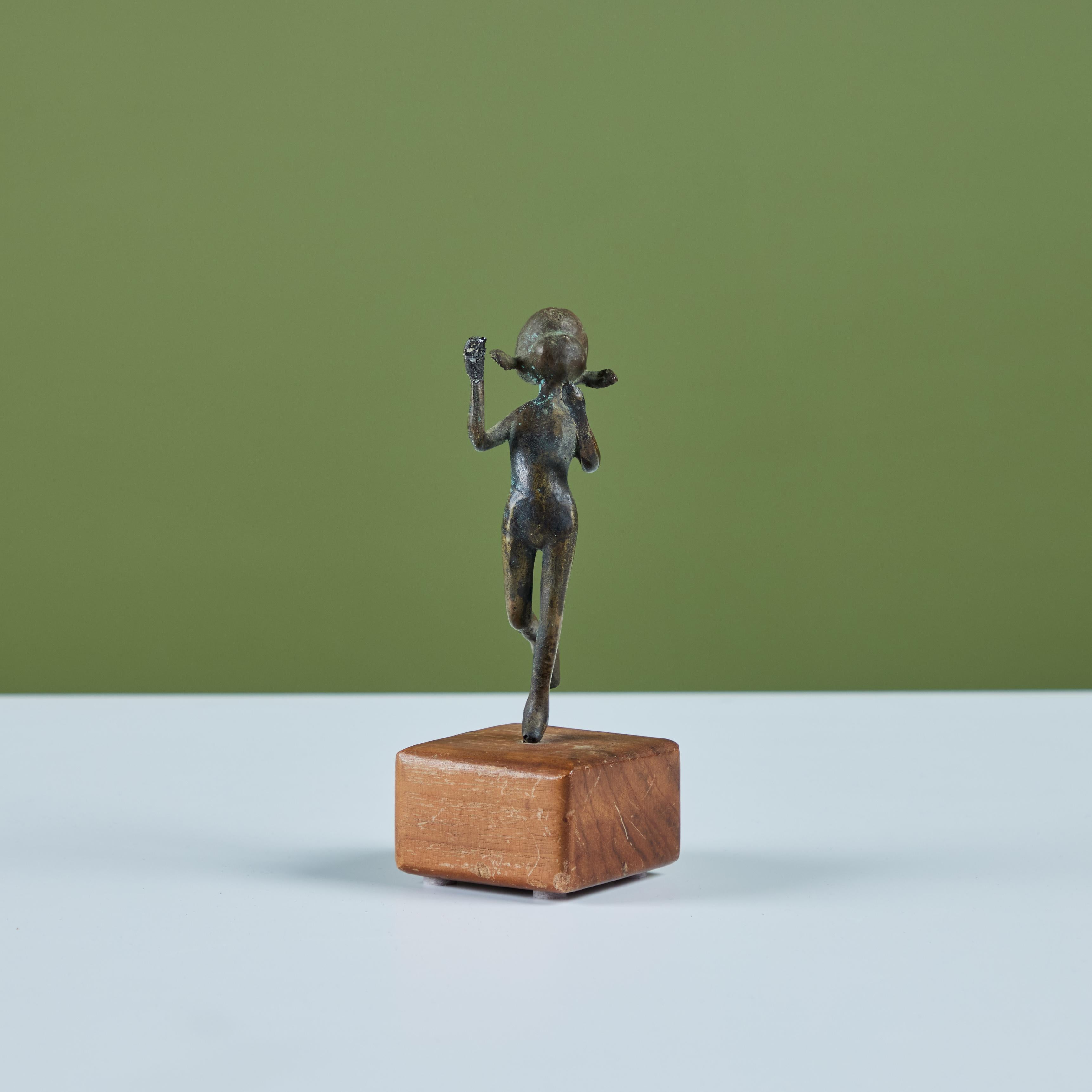 Américain Statuette de jeune fille en bronze en vente