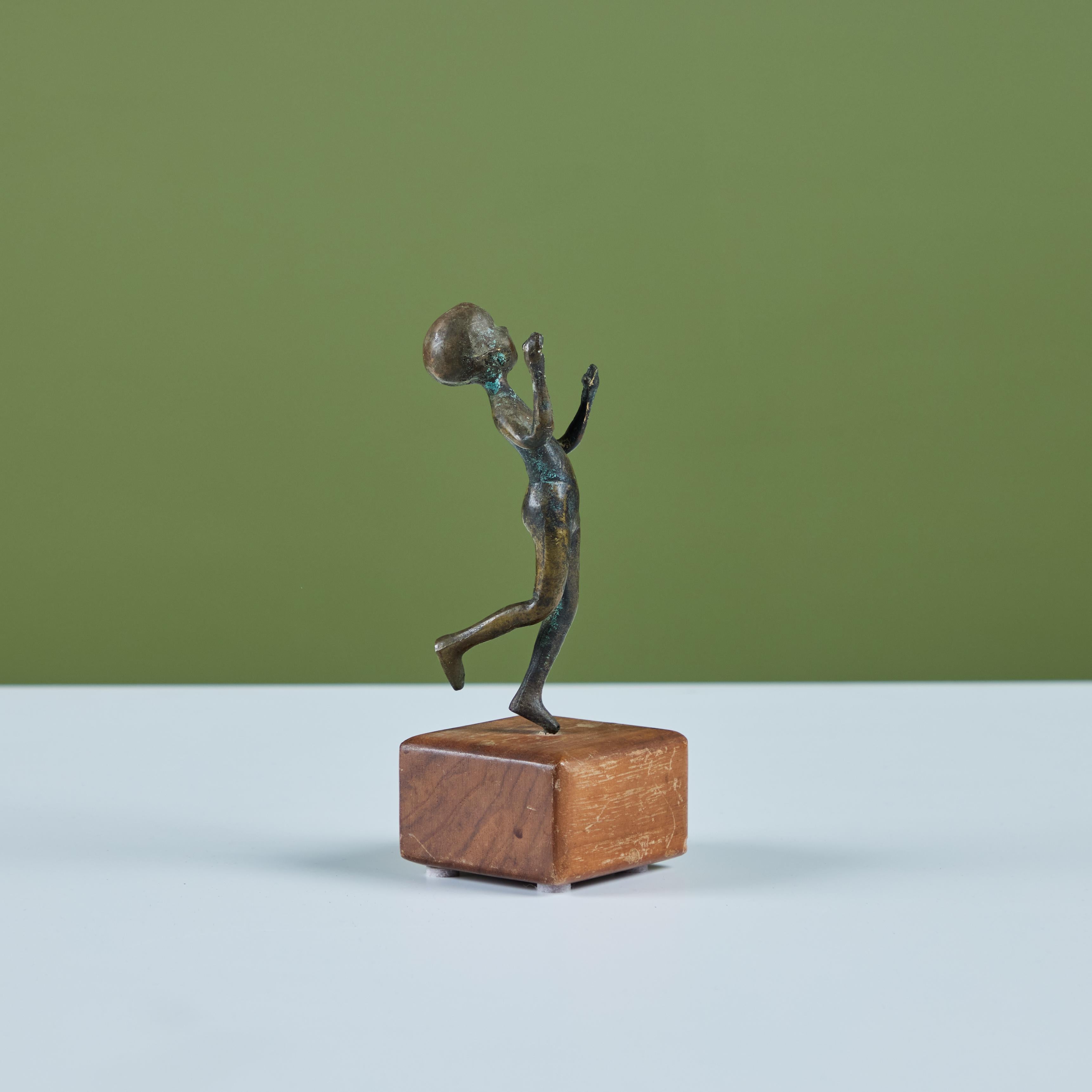20ième siècle Statuette de jeune fille en bronze en vente