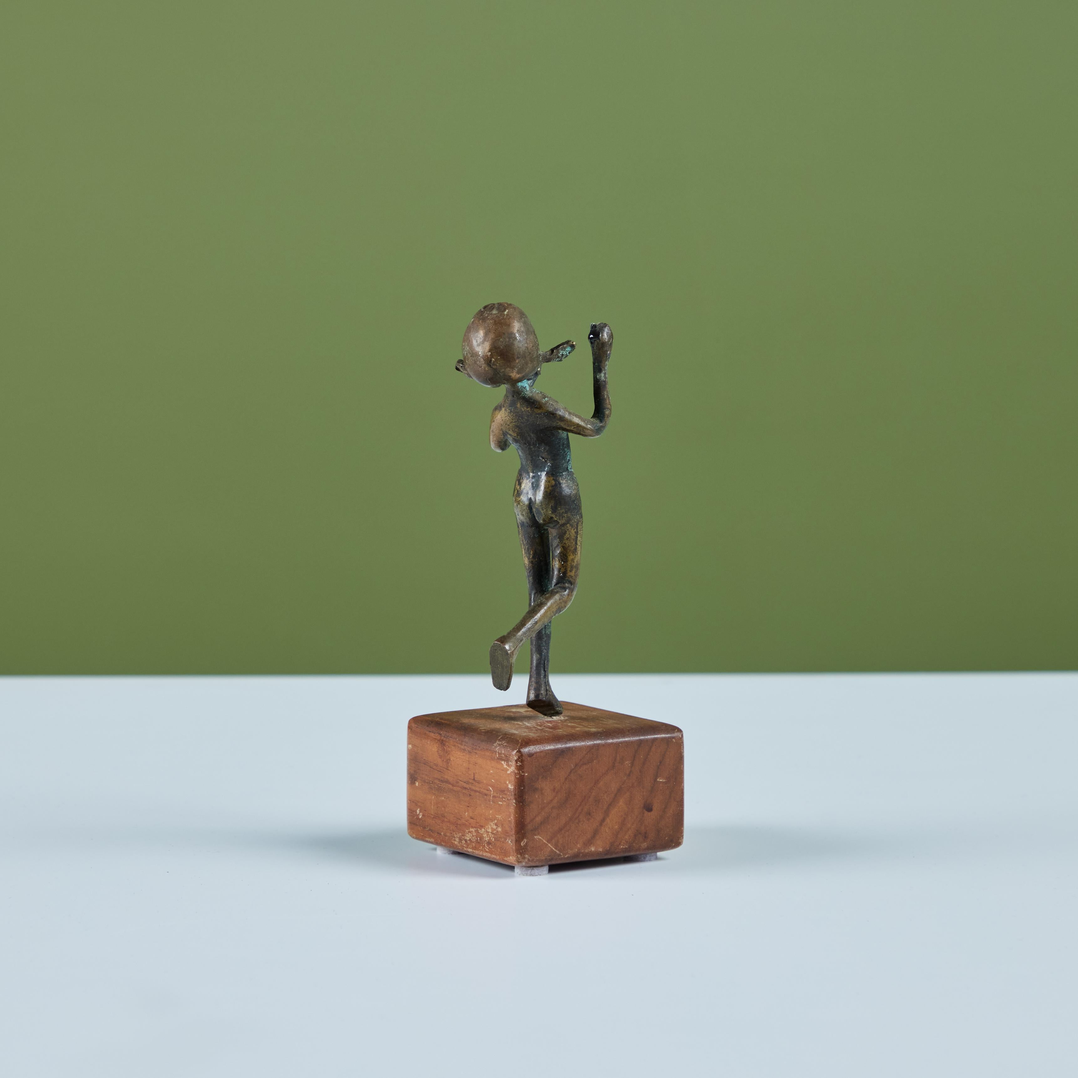 Bronzemontierte Statuette eines Mädchens aus Bronze im Angebot 1