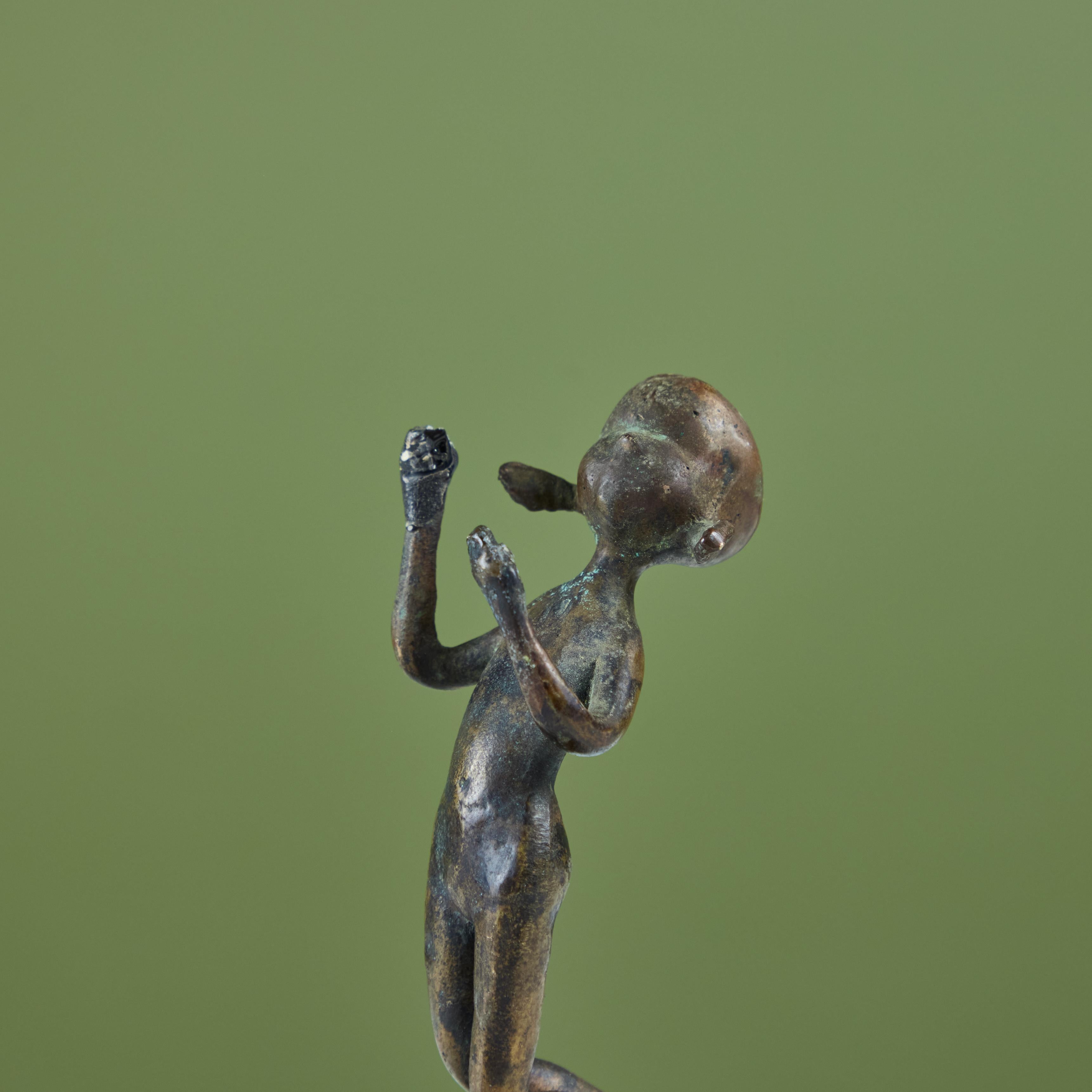 Statuette de jeune fille en bronze en vente 1