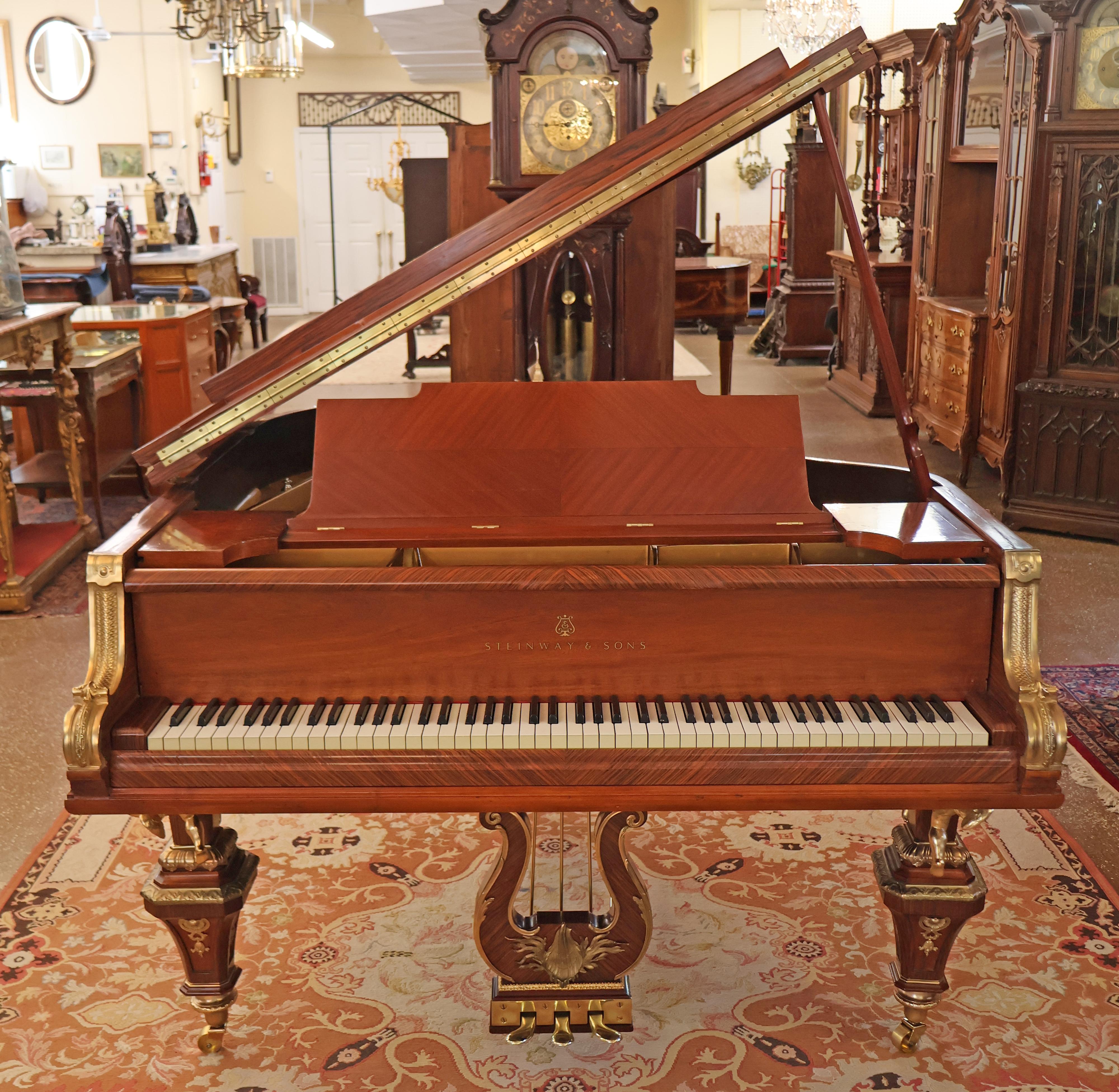Steinway montato in bronzo  Pianoforte a coda per bambini modello M Un modello di M. I.  Francois Link

Dimensioni: altezza 43