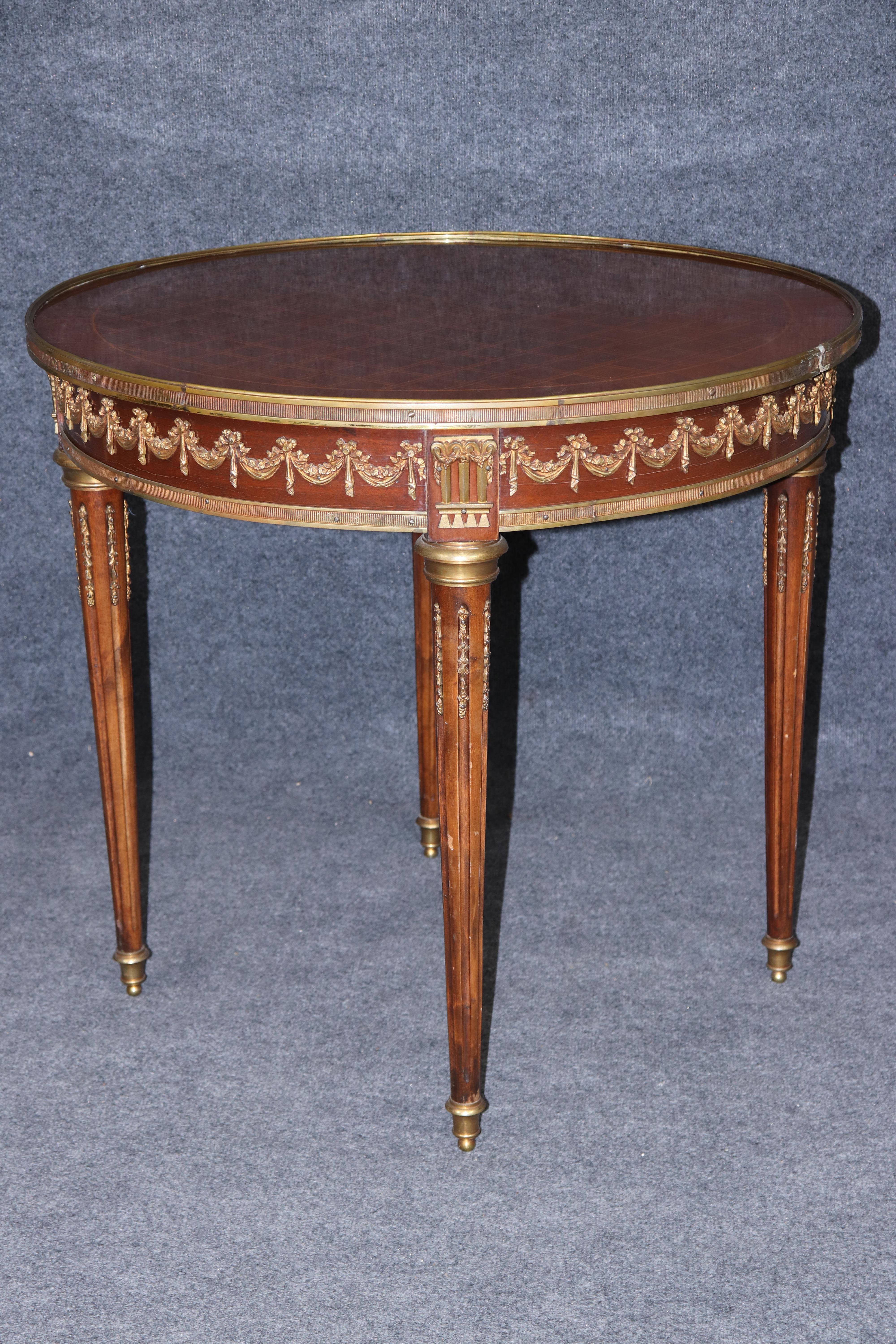 Se trata de una preciosa mesa central montada en bronce. La mesa de bronce y marquetería es perfecta para utilizarla como mesa central o de desayuno. La mesa está en buen estado y es española pero está hecha para parecer francesa. Data de la década