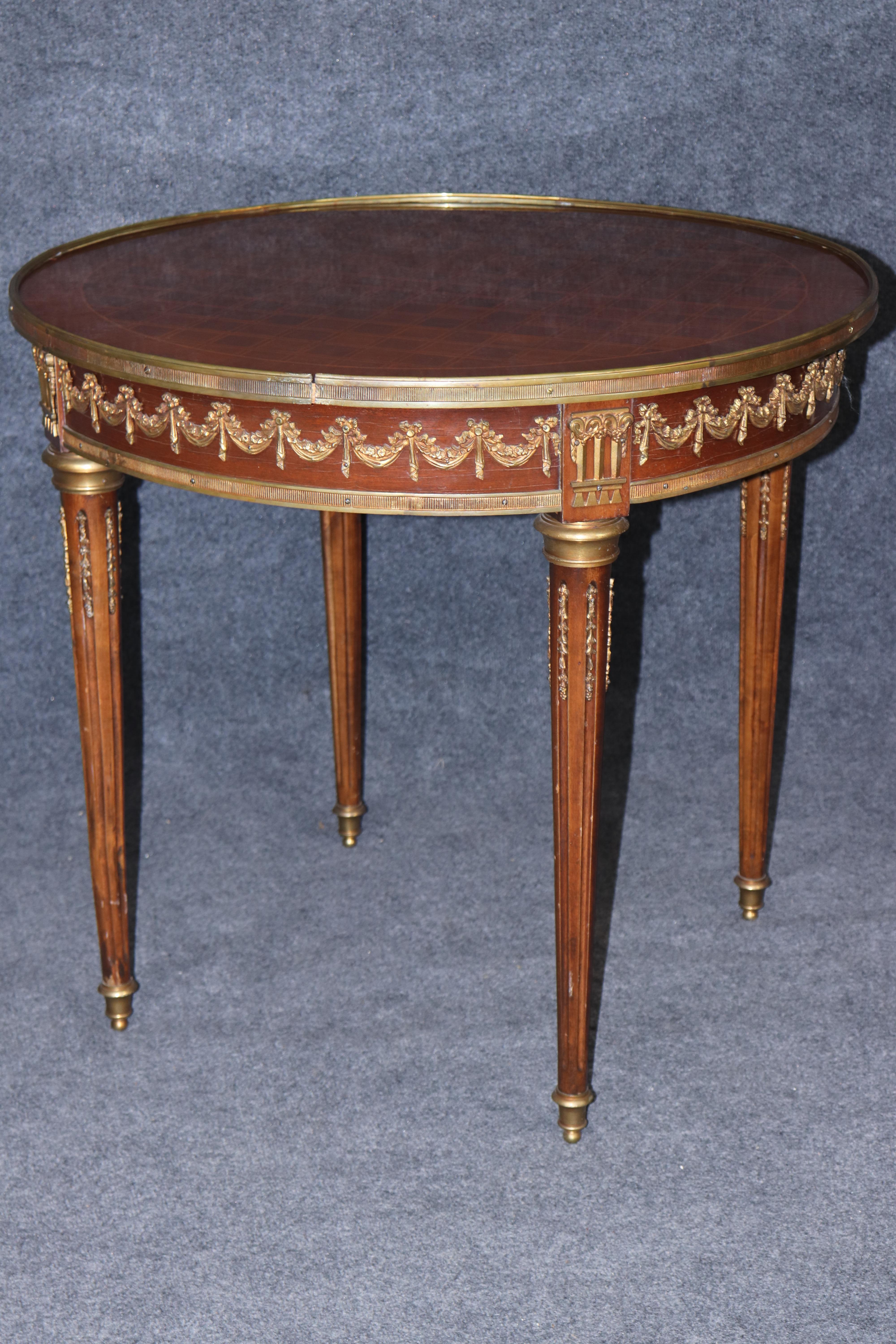Mesa de centro francesa Luis XVI con incrustaciones de madera de tulipán y nogal montada en bronce Francés en venta