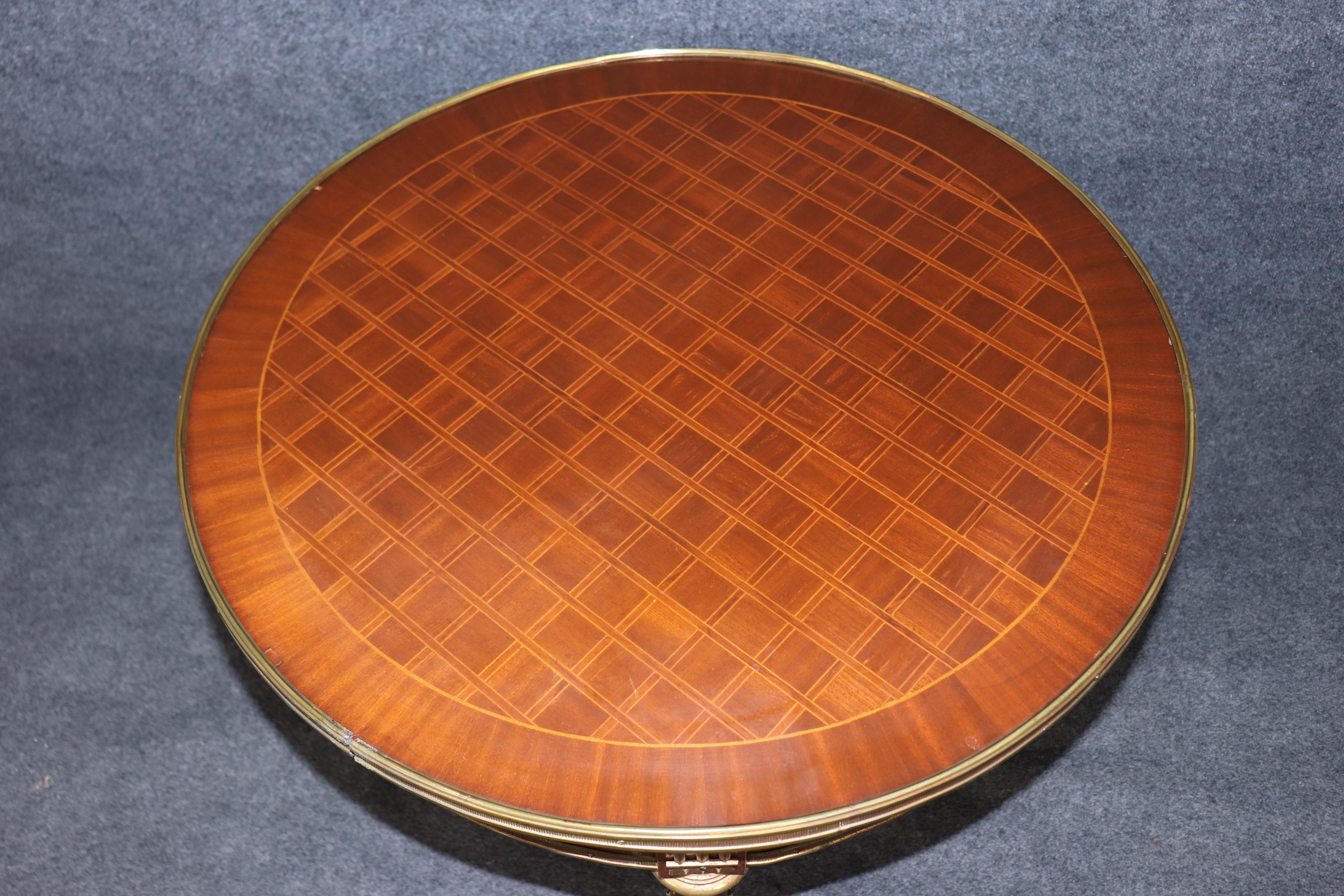 Mesa de centro francesa Luis XVI con incrustaciones de madera de tulipán y nogal montada en bronce en Bueno estado para la venta en Swedesboro, NJ