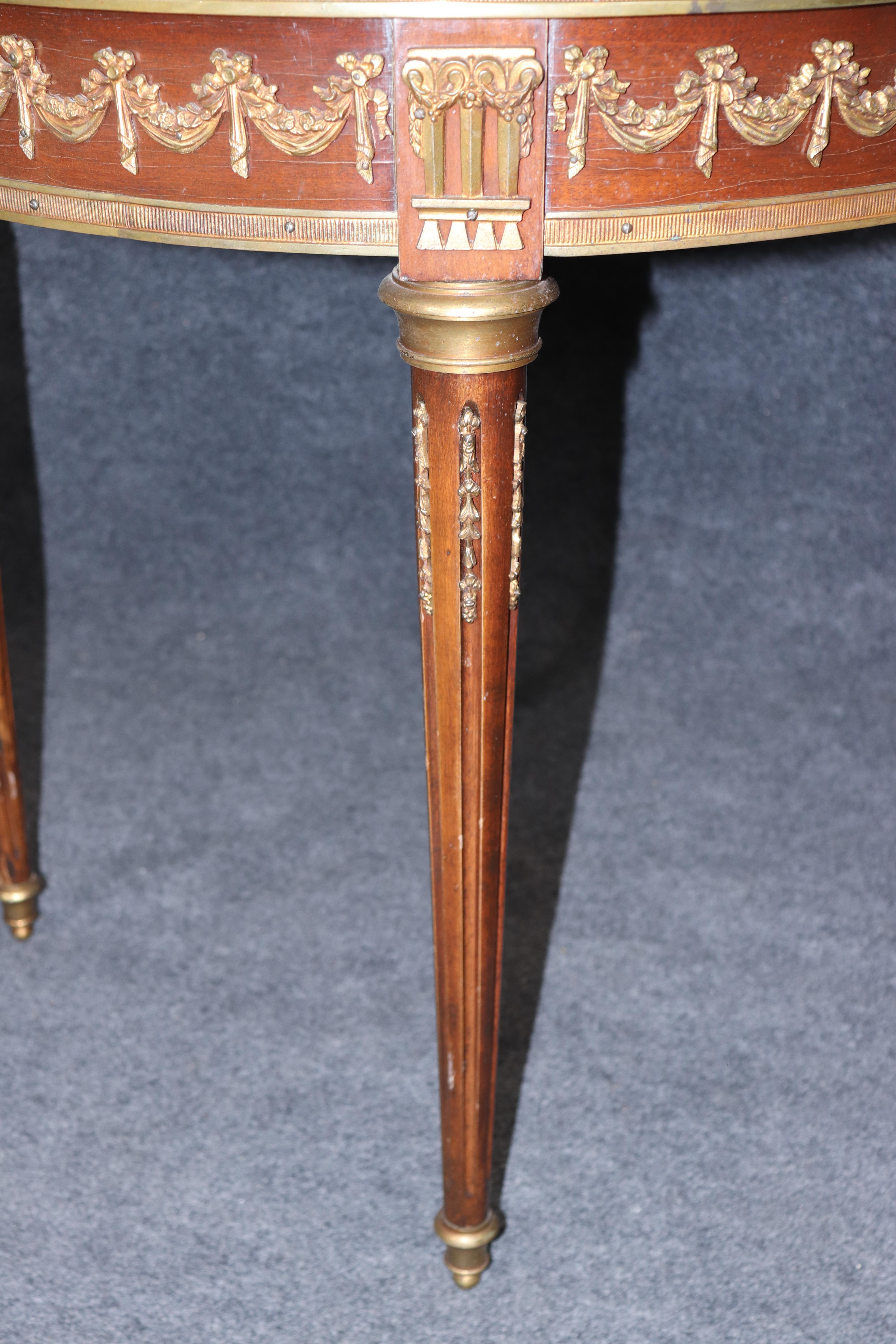 Mesa de centro francesa Luis XVI con incrustaciones de madera de tulipán y nogal montada en bronce mediados del siglo XX en venta