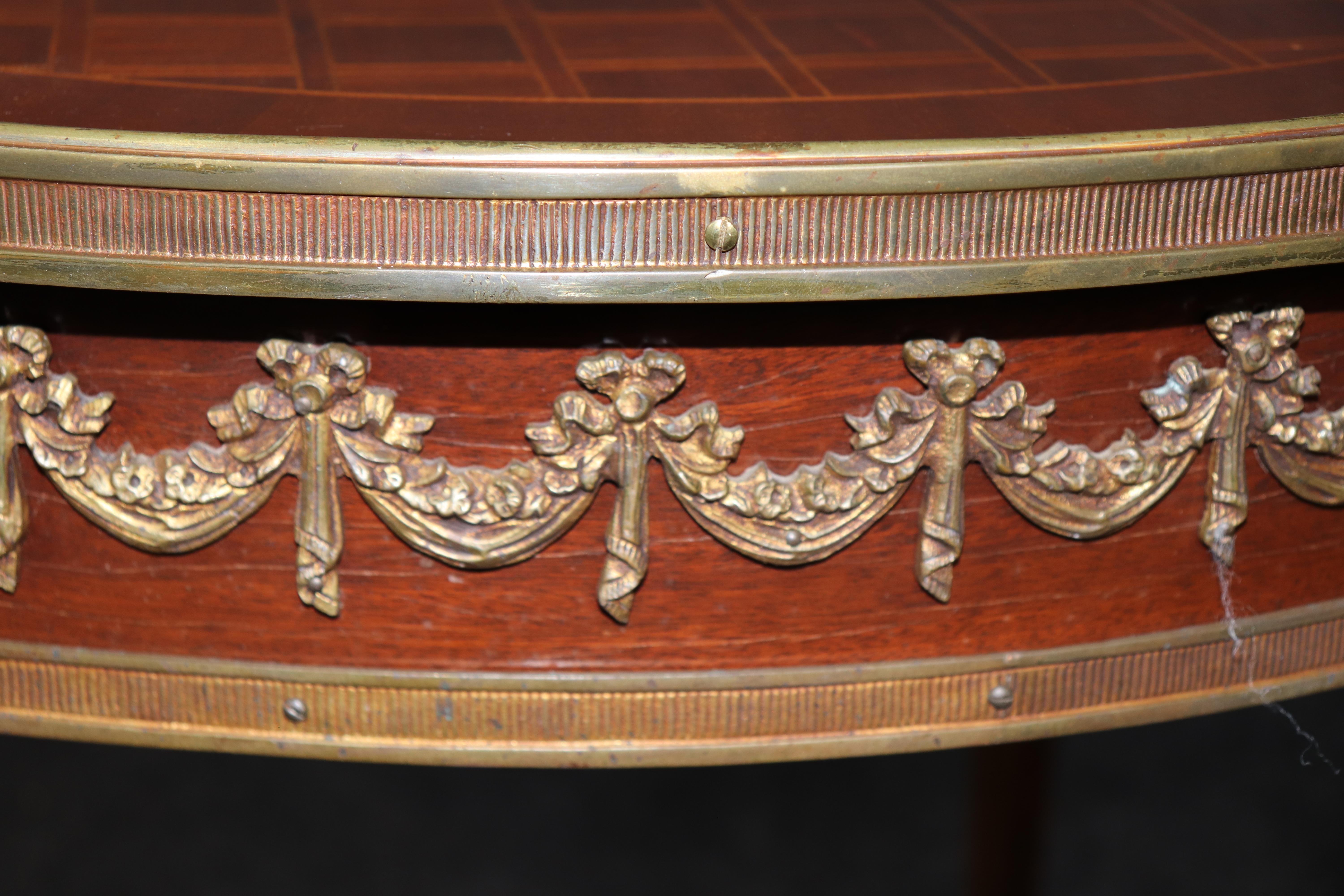 Mesa de centro francesa Luis XVI con incrustaciones de madera de tulipán y nogal montada en bronce Bronce en venta