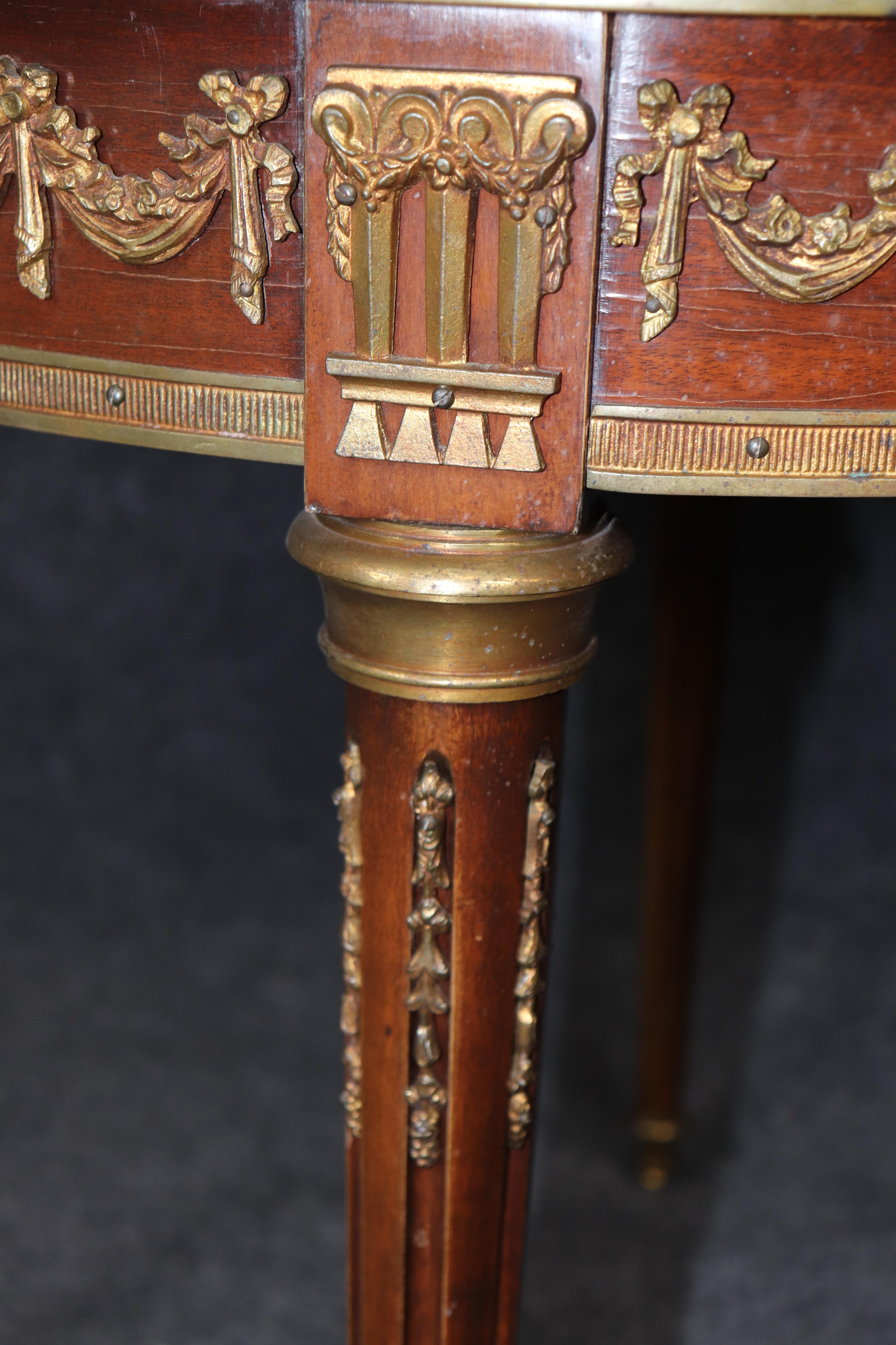 Mesa de centro francesa Luis XVI con incrustaciones de madera de tulipán y nogal montada en bronce en venta 2