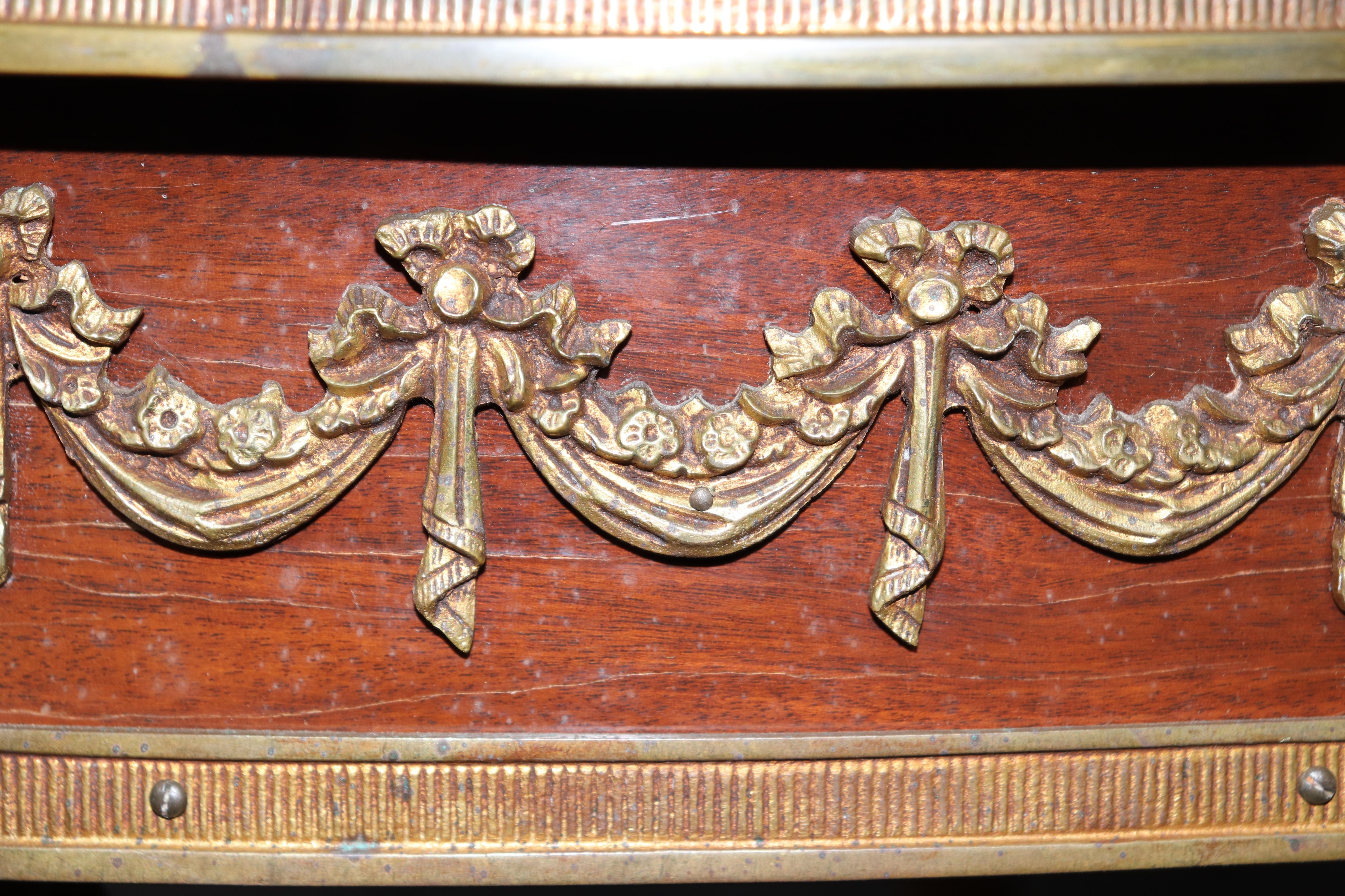Mesa de centro francesa Luis XVI con incrustaciones de madera de tulipán y nogal montada en bronce en venta 3