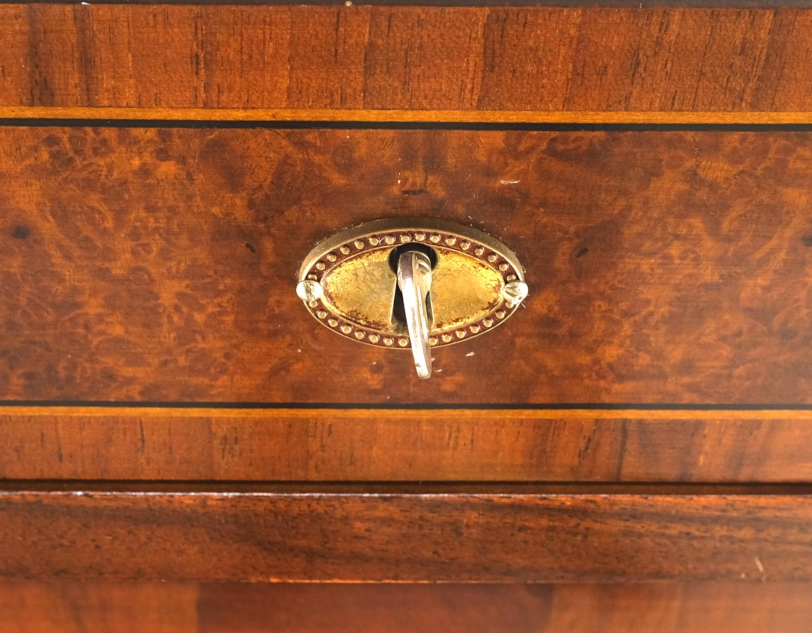 Supporti e tiranti in bronzo Intarsio in legno di radica Comò neoclassico a 4 cassetti MINT!