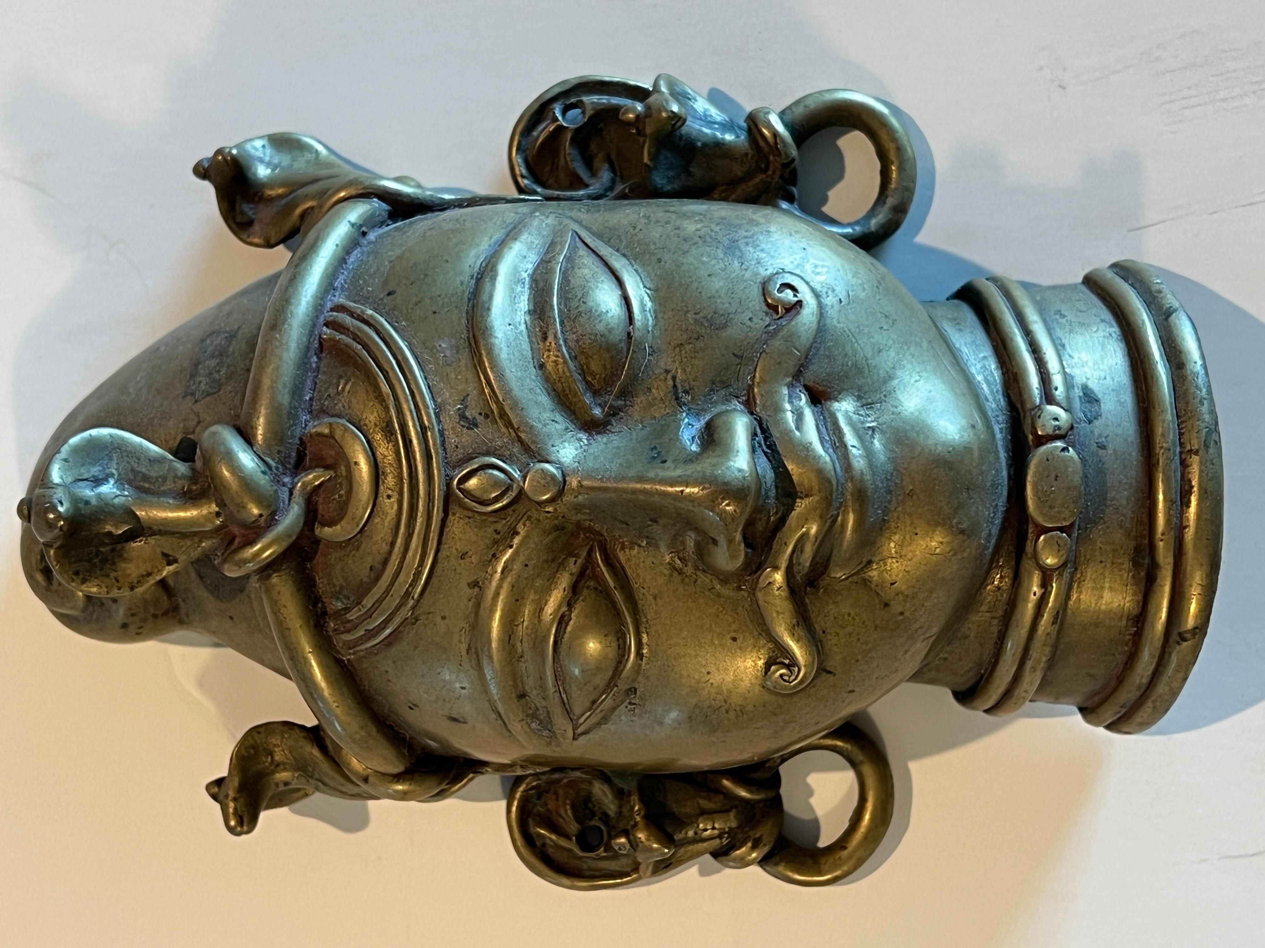 Tribale Mukhalingam in bronzo a forma di testa, India, XVIII-XIX secolo in vendita
