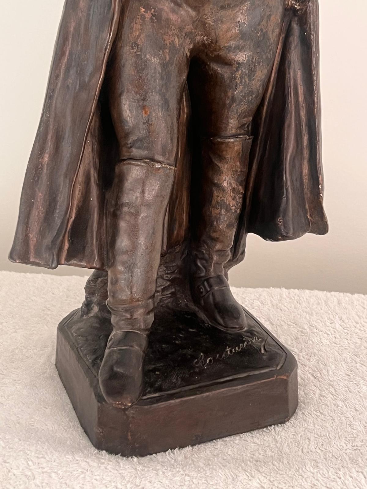 Una scultura di Napoleone molto soddisfatto in patina di bronzo scuro. Firmato Couturier
Sulla base in terracotta. Francia fine XIX secolo