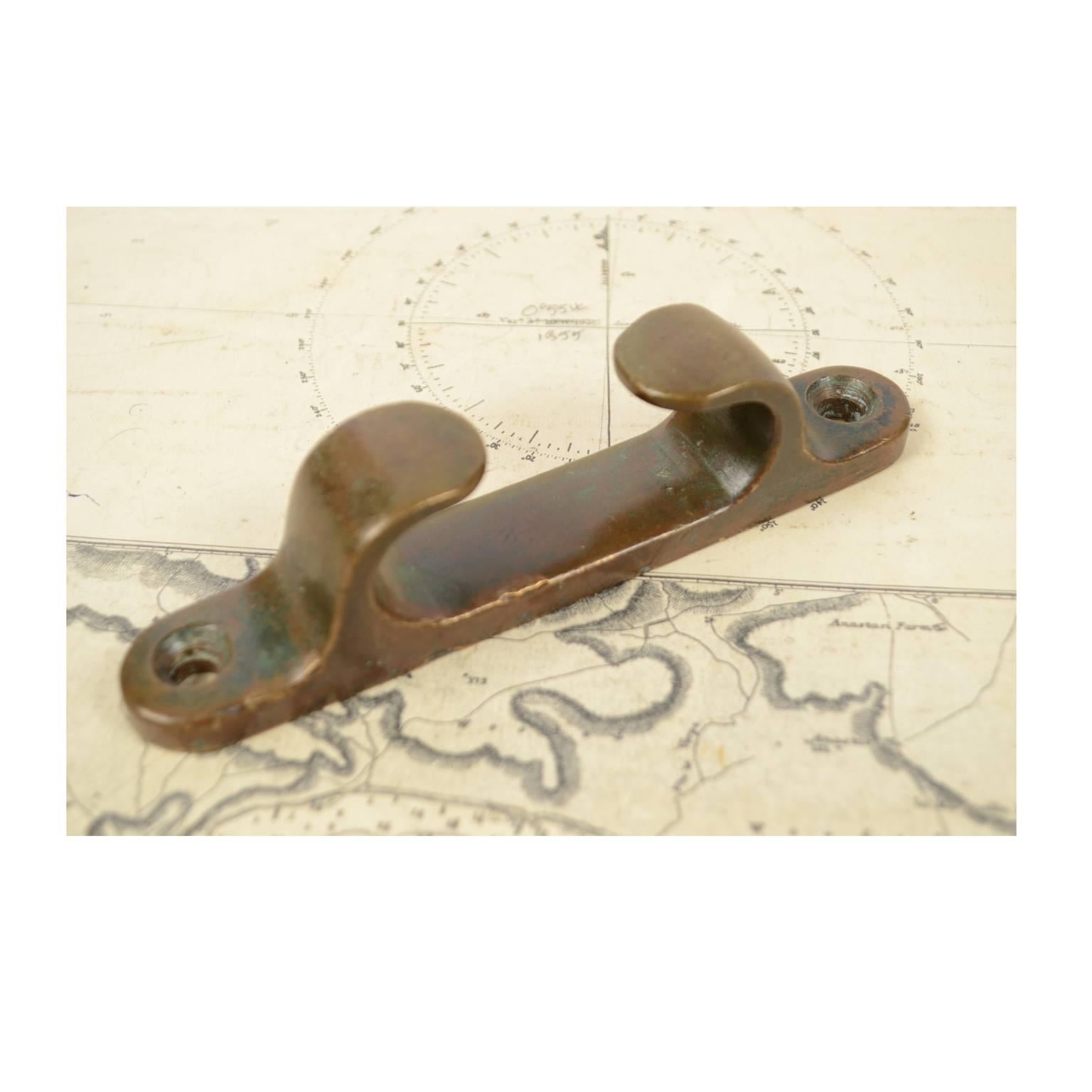 Bronze nautical fairlead used to prevent the unhooking of ropes. Width cm 15 x 2.5. French manufacture of the 20s. Very good condition.
Shipping insured by Lloyd's London; it is available our free gift box (look at the last picture).