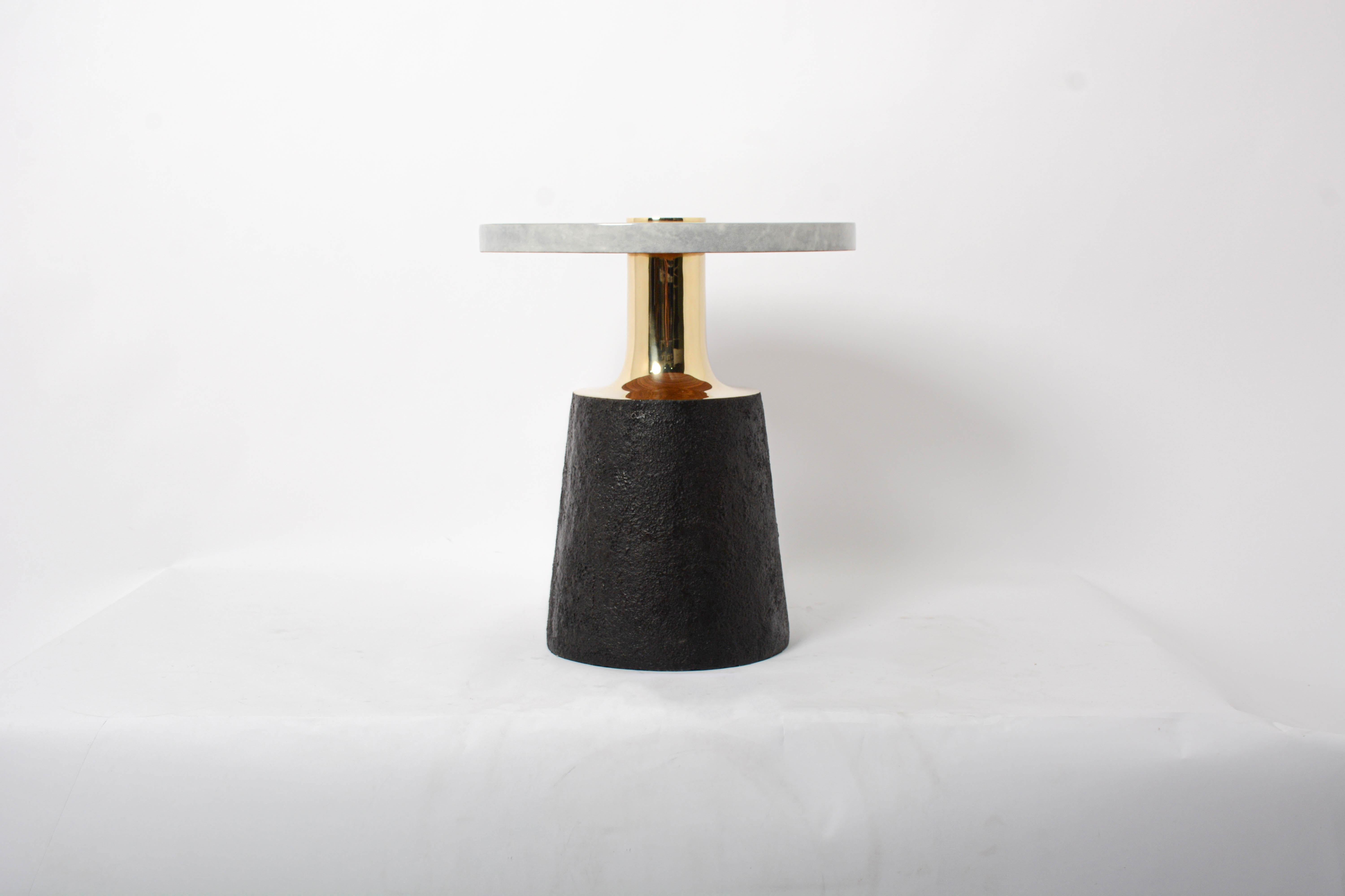 Table d'appoint à collet en stock aux USA, disponible immédiatement.

La base est en bronze. Il présente une finition texturée en bronze foncé, un col en or poli et un détail circulaire sur le dessus. Le dessus est en parchemin véritable de couleur