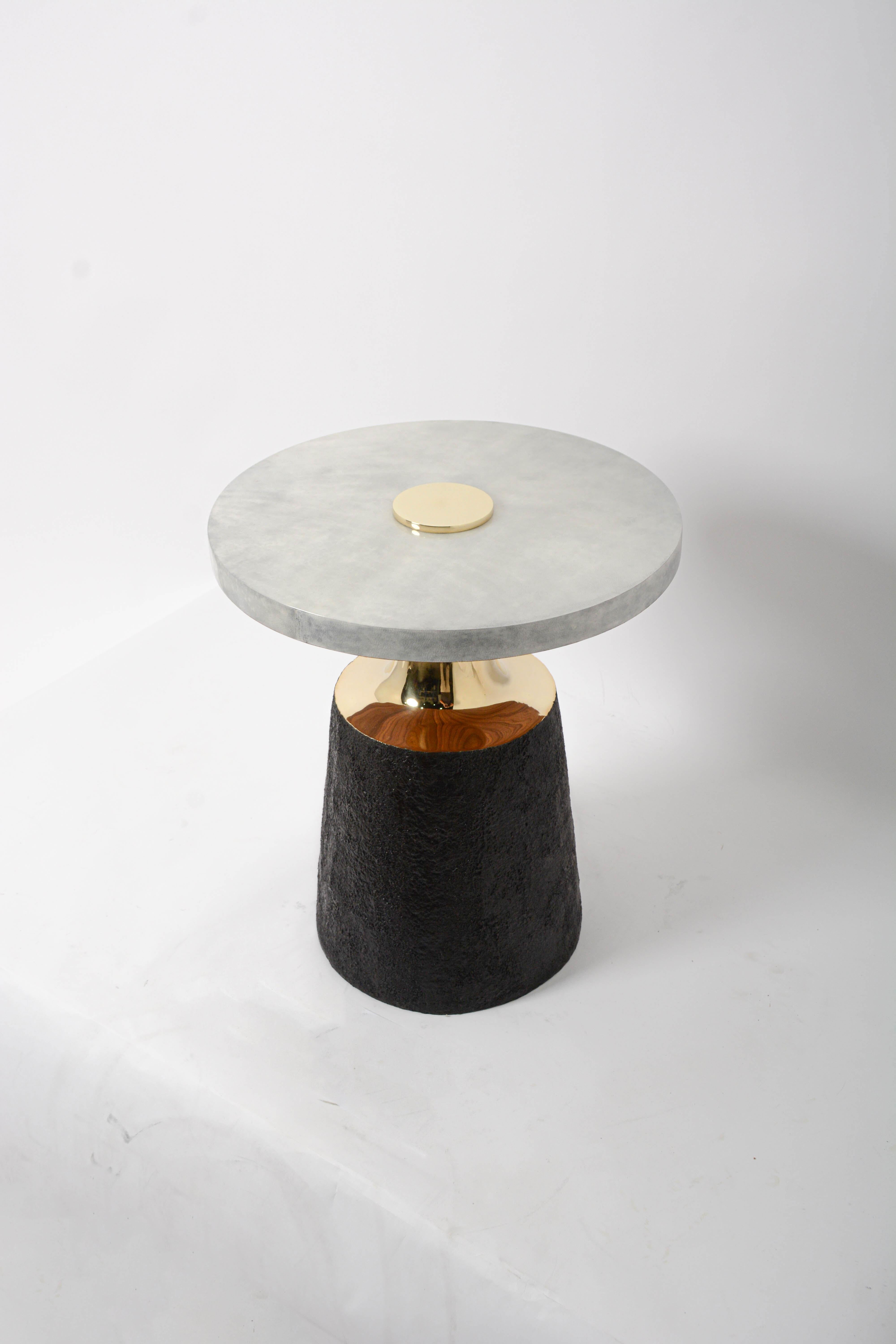 Moderne Table d'appoint en col de bronze avec plateau en parchemin gris angora par Elan Atelier EN STOCK en vente