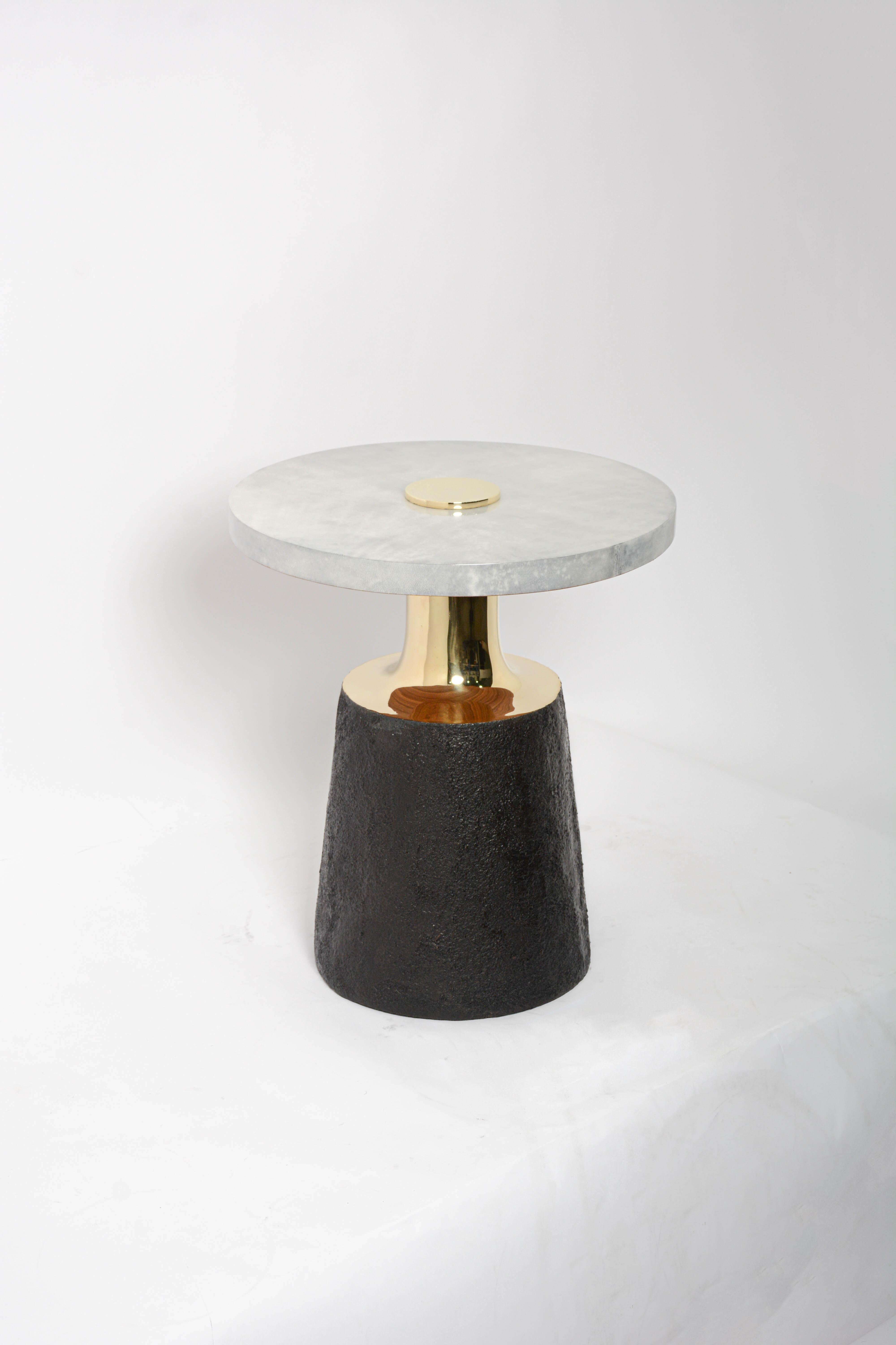 Européen Table d'appoint en col de bronze avec plateau en parchemin gris angora par Elan Atelier EN STOCK en vente