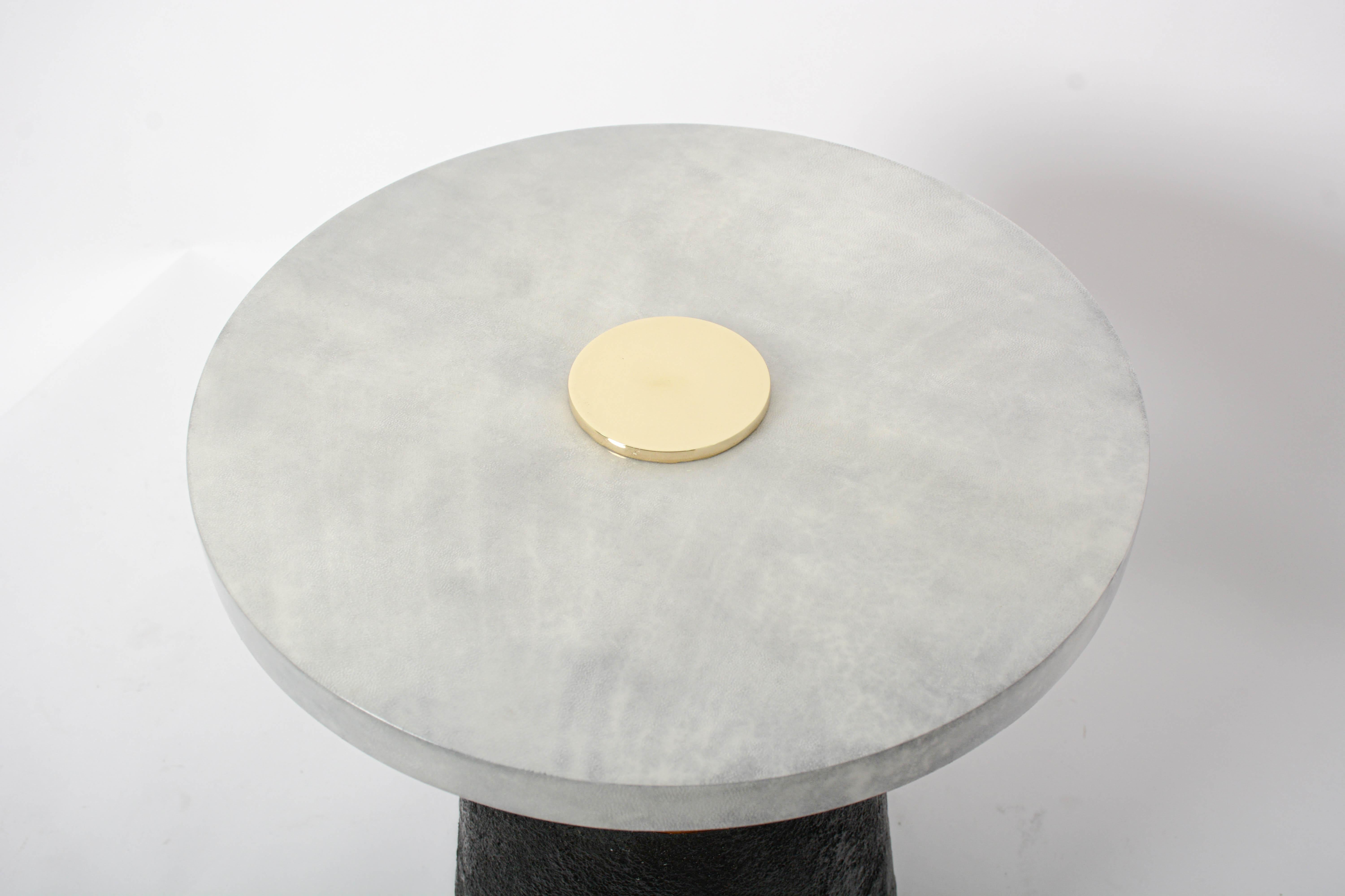 Moulage Table d'appoint en col de bronze avec plateau en parchemin gris angora par Elan Atelier EN STOCK en vente
