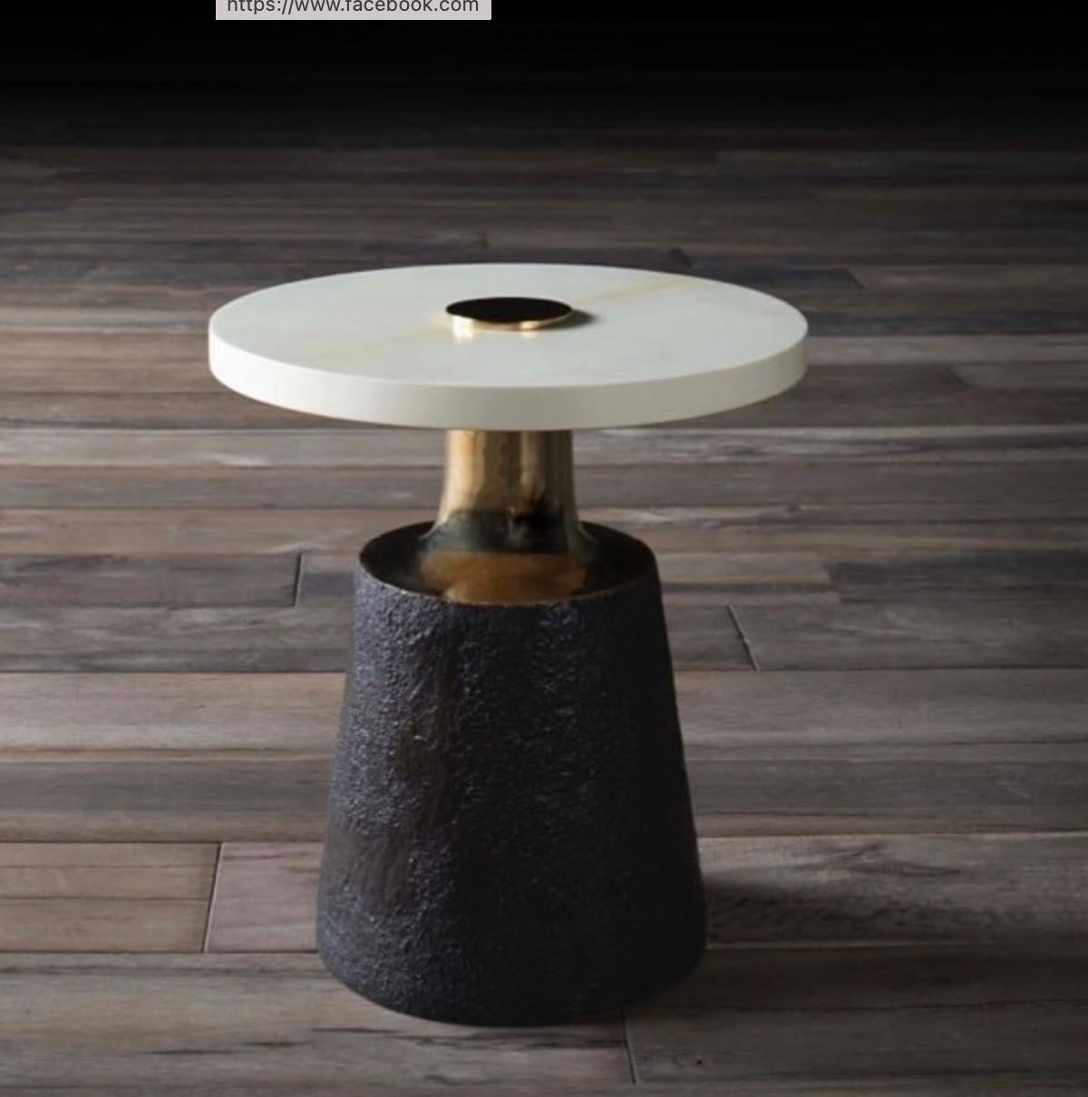 Table d'appoint en col de bronze avec plateau en parchemin gris angora par Elan Atelier EN STOCK en vente 1