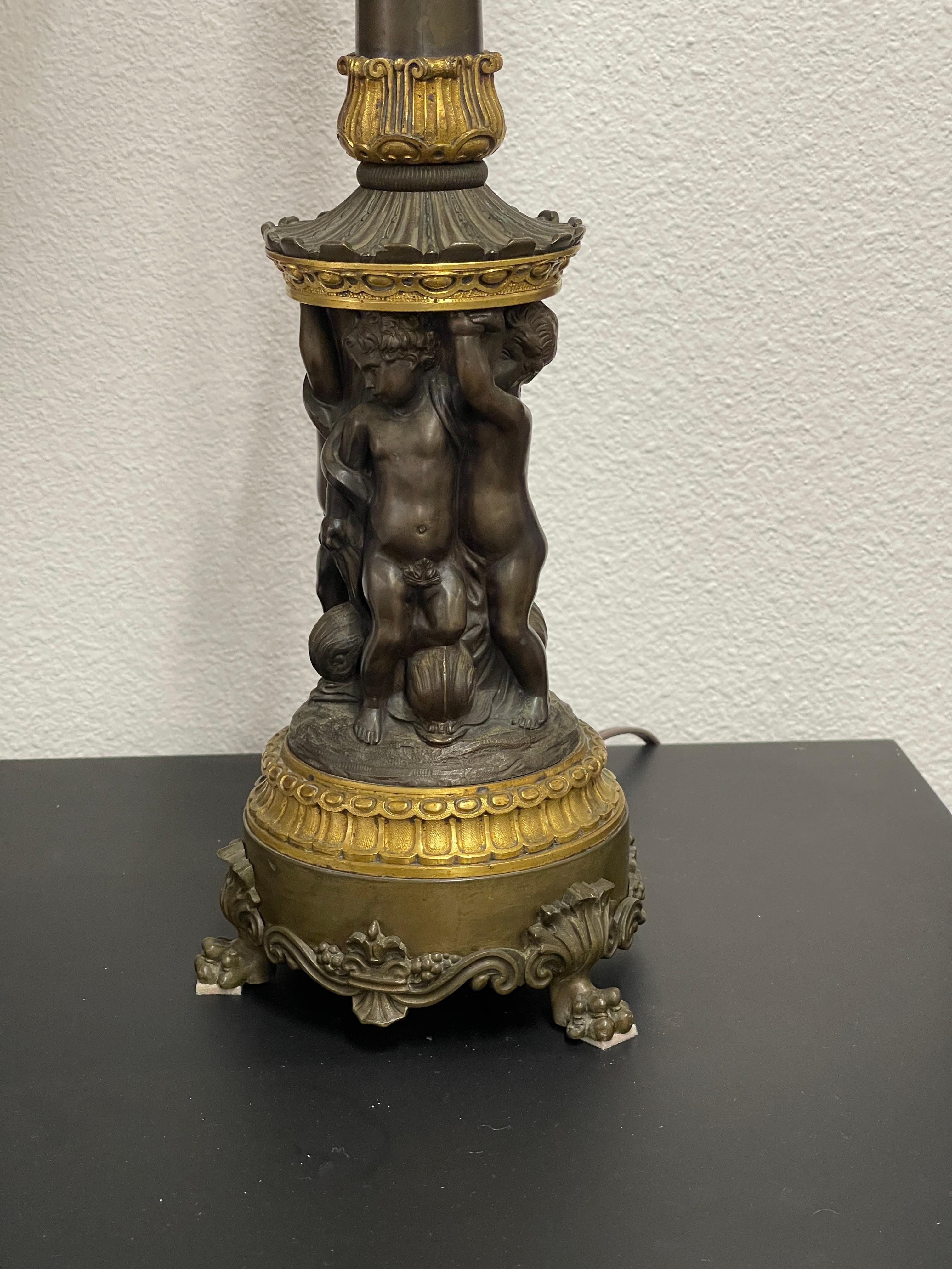 italien Lampe Grand Tour néoclassique en bronze en vente