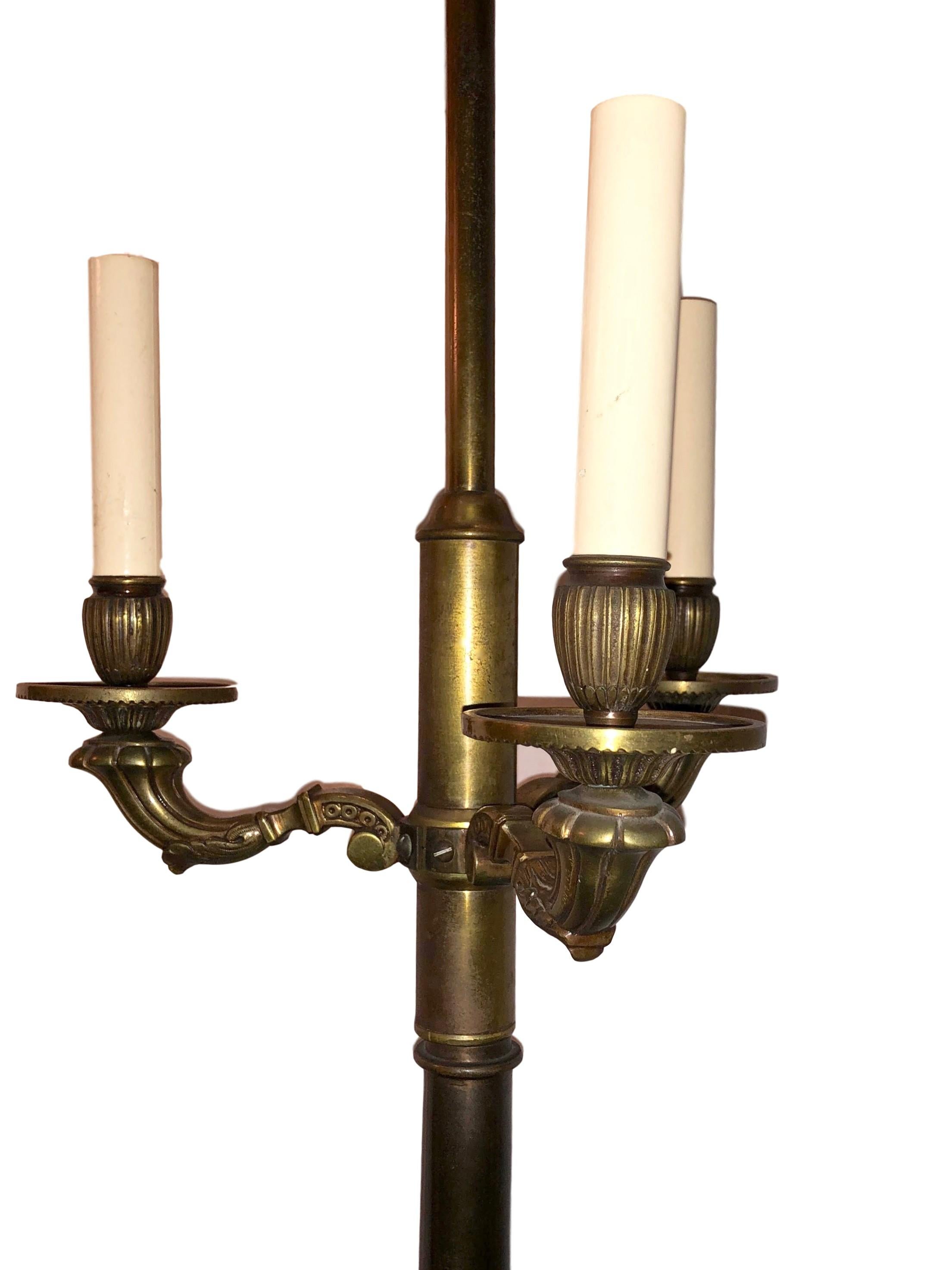 Neoklassizistische Stehlampe aus Bronze (Französisch) im Angebot