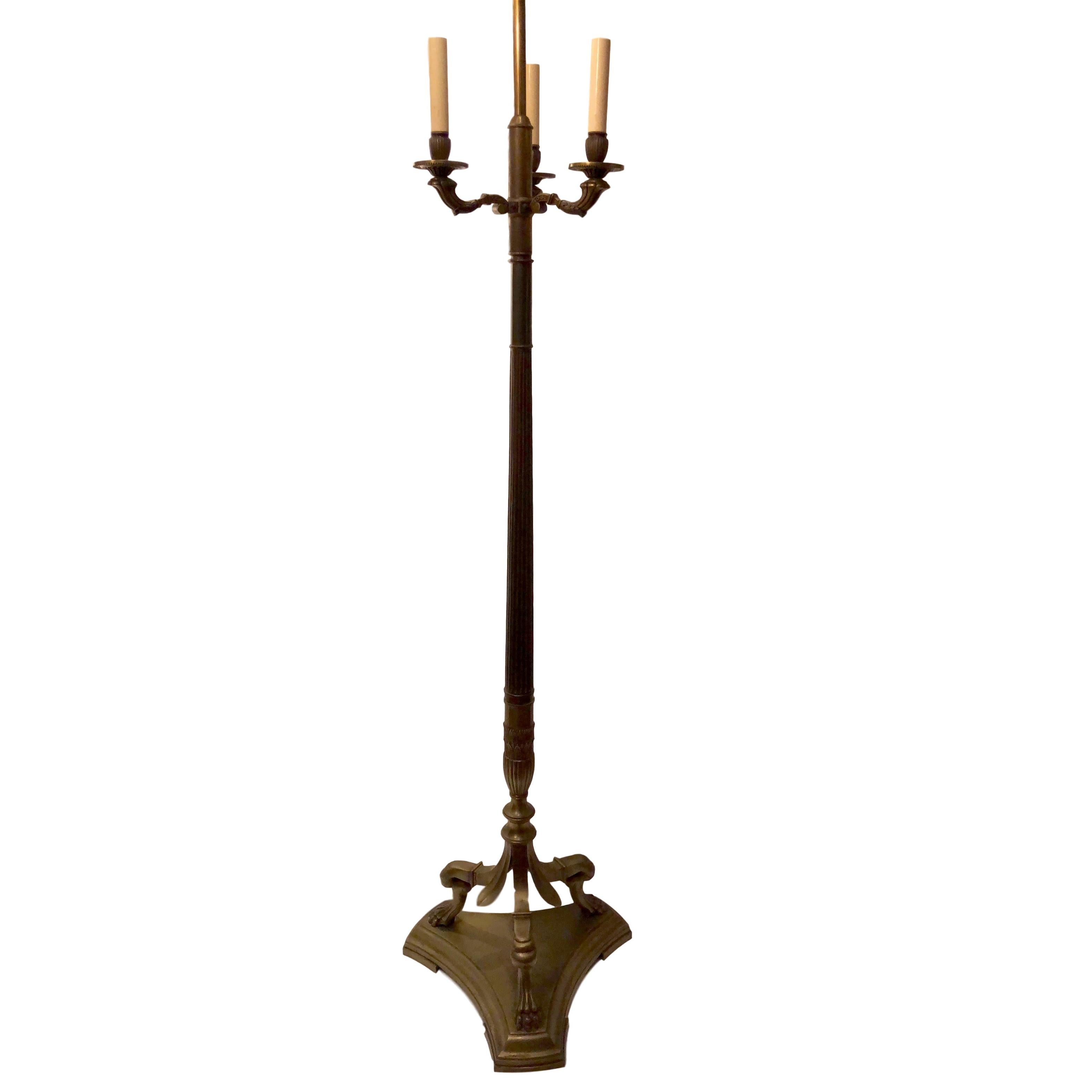 XX secolo Lampada da terra neoclassica in bronzo in vendita