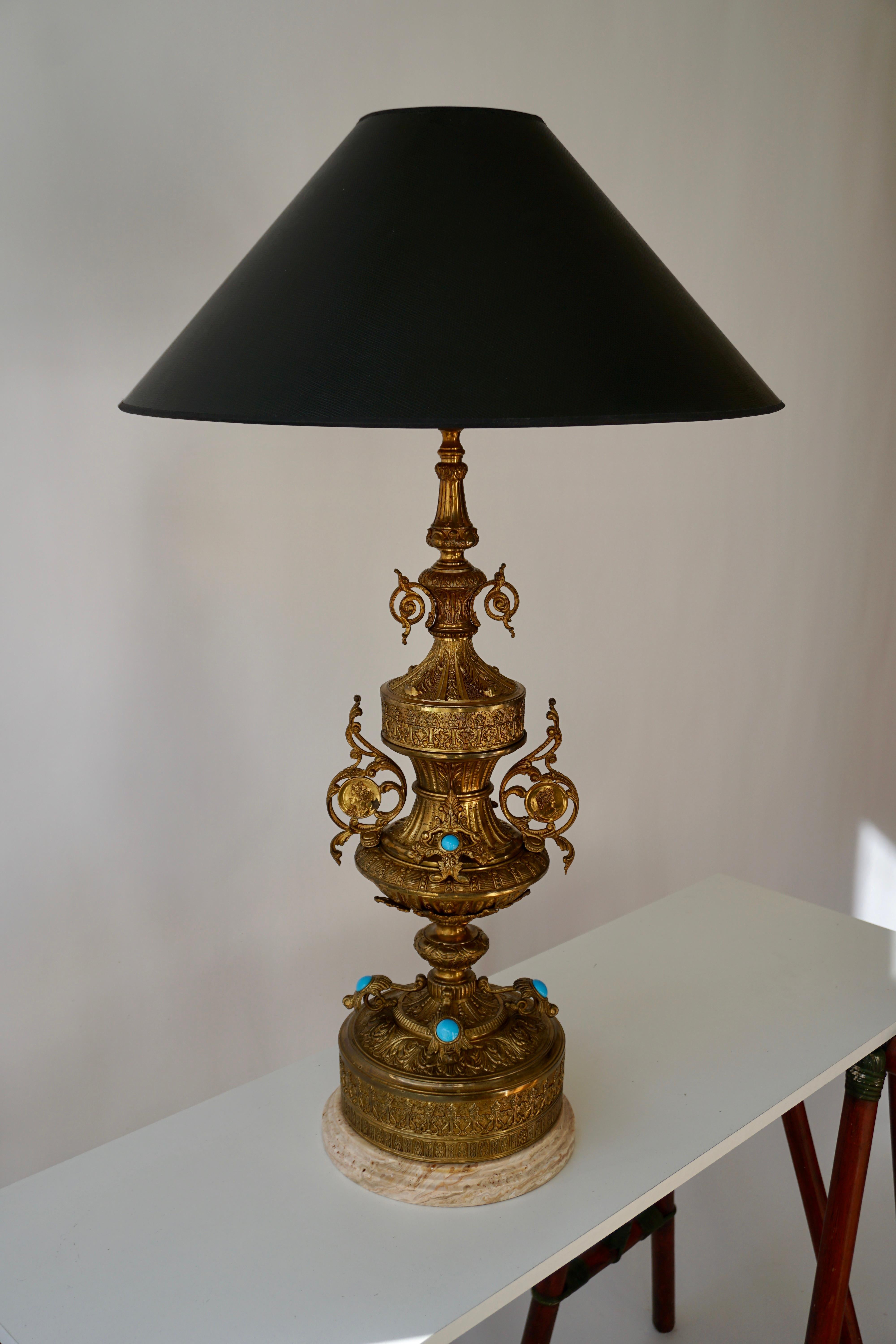 Flushing neoclassical inspired lamp, in bronze and brass guilt, with accents in lapis lazuli, on a round marble base. Italy, mid-20th century

Measures: Lamp base height without the shade 75 cm.
Diameter 24 cm.Weight 9 kg.


The lampshade is not