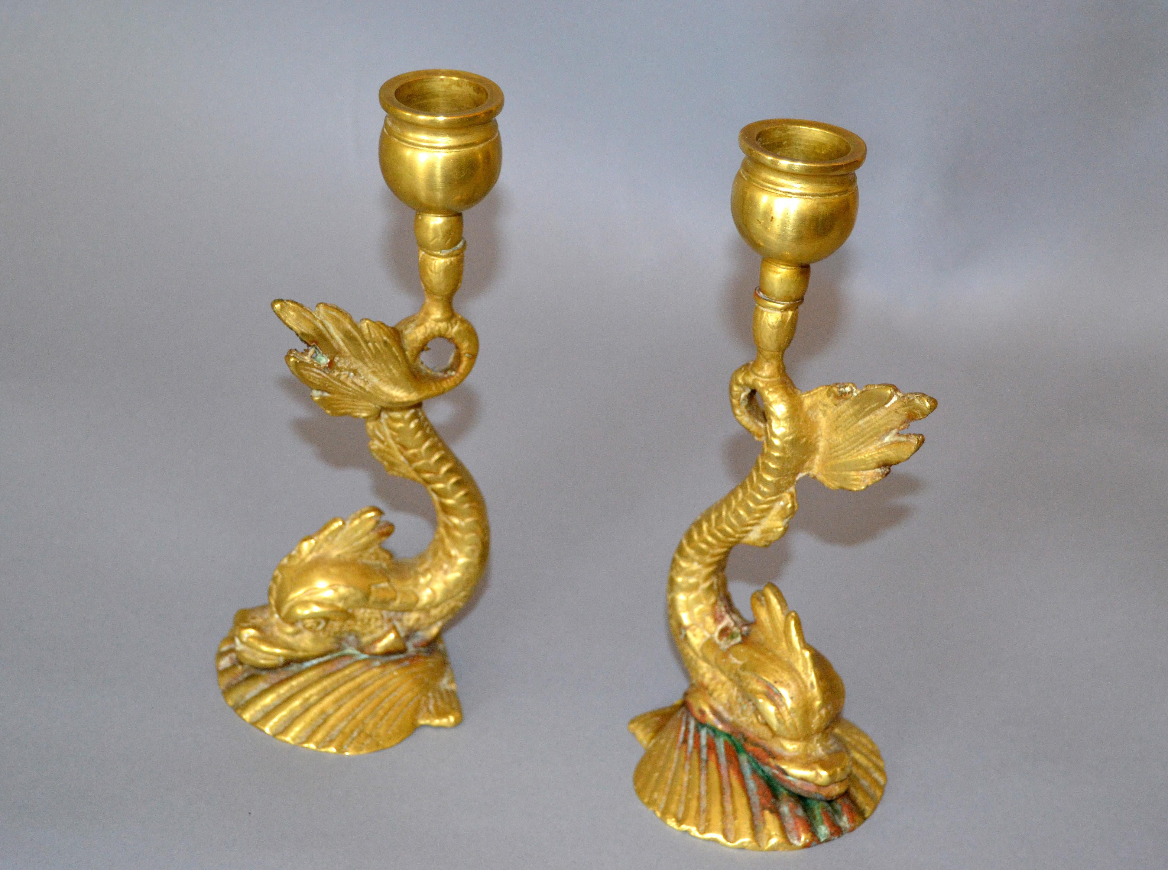 Neoklassizistische Kerzenständer aus Bronze mit Seeschlange oder Koi-Fisch, Paar  (Neoklassisch) im Angebot