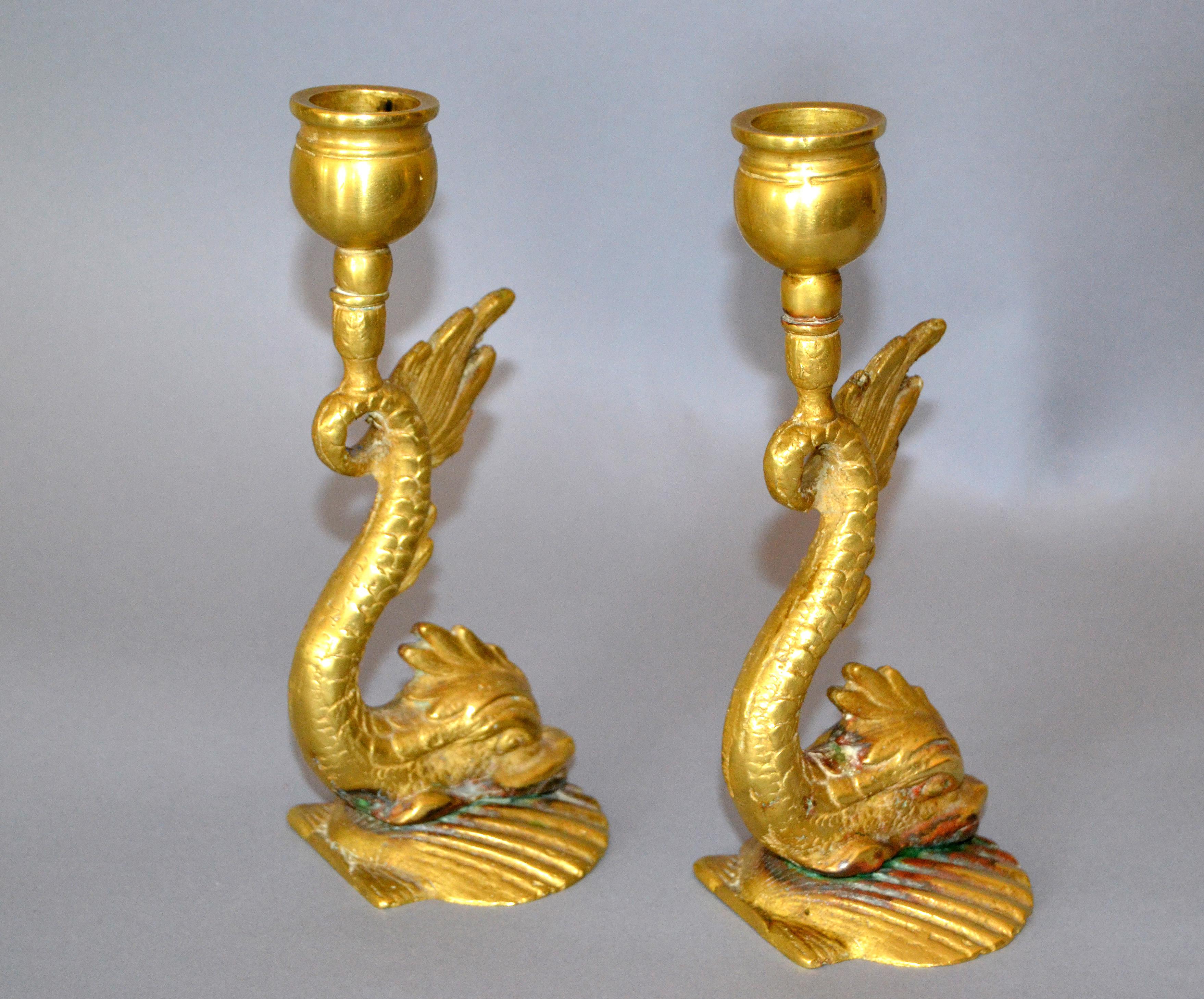 Neoklassizistische Kerzenständer aus Bronze mit Seeschlange oder Koi-Fisch, Paar  (amerikanisch) im Angebot